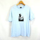 【中古】ワコマリア WACKO MARIA 23SS 2PAC CREW NECK T-SHIRT (TYPE-1) 2パック プリント 半袖 Tシャツ ライトブルー L メンズ 【ベクトル 古着】 231013ブランドワコマリア WACKO MARIA表記サイズL 実寸サイズ肩幅：50cm　身幅：53cm　着丈：69cm　袖丈：21cm　　素材綿100%色ライトブルー仕様 WACKO MARIA状態この商品には下記のようなダメージがあります。 ・表地左お腹下付近に1cm程度の小さな汚れがございます。 ※全体的に中古品としての使用感と上記のようなダメージがありますが、通常使用には支障のない商品です。掲載写真や記載内容をご確認いただき、ご理解の上ご購入ください。商品のお問い合わせの回答を休止しております。＊各商品ページの商品詳細等をご確認の上ご購入ください。【中古】ワコマリア WACKO MARIA 23SS 2PAC CREW NECK T-SHIRT (TYPE-1) 2パック プリント 半袖 Tシャツ ライトブルー L メンズ 【ベクトル 古着】 231013状態ランク　”B”詳細については、下記および「状態ランクについて」ページをご覧ください。未使用・新品の商品ほぼ新品同様の商品使用感が少なく、かなり状態の良い商品使用感はあるが、傷や汚れの少ない商品使用感の他、傷や汚れが見られる商品かなり大きな傷みがある難あり商品※S〜CランクはUSED品となりますので、使用感をご理解の上でご入札下さい。状態ランクについてinformationブランドワコマリア WACKO MARIA表記サイズL 実寸サイズ肩幅：50cm　身幅：53cm　着丈：69cm　袖丈：21cm　　素材綿100%色ライトブルー仕様 WACKO MARIA状態この商品には下記のようなダメージがあります。 ・表地左お腹下付近に1cm程度の小さな汚れがございます。 ※全体的に中古品としての使用感と上記のようなダメージがありますが、通常使用には支障のない商品です。掲載写真や記載内容をご確認いただき、ご理解の上ご購入ください。商品のお問い合わせの回答を休止しております。＊各商品ページの商品詳細等をご確認の上ご購入ください。本商品は一点物です他サイトや店舗にて販売している商品です。多少のお時間差にて欠品になることもございます。予めご了承頂ますようお願い致します。ベクトル・サイズガイドはこちらこの商品と同じブランドの商品を見る