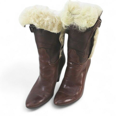 【中古】ショートブーツ リボン 37 レザー ムートン ブラウン 茶系 イタリア製 レディース 【ベクトル 古着】 250919表記サイズ37実寸サイズ筒周り：31cm　筒高：21cm　ヒールの高さ：9cm　足首：30cm　　素材レザー ムートン色ブラウン 茶系（画像参照）状態若干の使用感は感じられますが、特に目立った汚れ・ダメージ等なくまだまだ問題なくご利用頂けると思います。備考中古品を扱っているため、元の商品のデザインや形状が全て把握できかねますので、予めご了承下さい商品のお問い合わせの回答を休止しております。＊各商品ページの商品詳細等をご確認の上ご購入ください。【中古】ショートブーツ リボン 37 レザー ムートン ブラウン 茶系 イタリア製 レディース 【ベクトル 古着】 250919状態ランク　”AB”詳細については、下記および「状態ランクについて」ページをご覧ください。未使用・新品の商品ほぼ新品同様の商品使用感が少なく、かなり状態の良い商品使用感はあるが、傷や汚れの少ない商品使用感の他、傷や汚れが見られる商品かなり大きな傷みがある難あり商品※S〜CランクはUSED品となりますので、使用感をご理解の上でご入札下さい。状態ランクについてinformation表記サイズ37実寸サイズ筒周り：31cm　筒高：21cm　ヒールの高さ：9cm　足首：30cm　　素材レザー ムートン色ブラウン 茶系（画像参照）状態若干の使用感は感じられますが、特に目立った汚れ・ダメージ等なくまだまだ問題なくご利用頂けると思います。備考中古品を扱っているため、元の商品のデザインや形状が全て把握できかねますので、予めご了承下さい商品のお問い合わせの回答を休止しております。＊各商品ページの商品詳細等をご確認の上ご購入ください。本商品は一点物です他サイトや店舗にて販売している商品です。多少のお時間差にて欠品になることもございます。予めご了承頂ますようお願い致します。ベクトル・サイズガイドはこちらこの商品と同じブランドの商品を見る