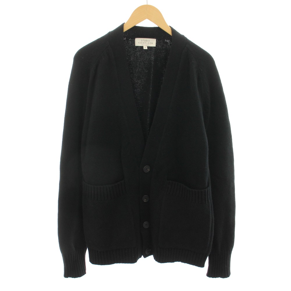 【中古】スタジオニコルソン STUDIO NICHOLSON 5GGカーディガンセン 5GG CARDIGAN SEN ニットカーディガン Vネック 長袖 M 黒 ブラック SNM-049 /YT メンズ 【ベクトル 古着】 260302ブランドスタジオニコルソン STUDIO NICHOLSON表記サイズM実寸サイズ身幅：約58cm　着丈：約70cm　ゆき丈：約95cm　　素材毛色黒 ブラック状態所々毛羽立ちや毛玉がありますが、使用感が少なく、状態の良い商品です。（写真5・6枚目参照） ※あくまでも中古品ですので掲載写真や記載内容をご確認いただき、ご理解の上ご購入ください。 ※手作業によるケアのため、取り切ることができない繊維の付着物がございます。予めご了承ください。備考・ポケットあり商品のお問い合わせの回答を休止しております。＊各商品ページの商品詳細等をご確認の上ご購入ください。【中古】スタジオニコルソン STUDIO NICHOLSON 5GGカーディガンセン 5GG CARDIGAN SEN ニットカーディガン Vネック 長袖 M 黒 ブラック SNM-049 /YT メンズ 【ベクトル 古着】 260302状態ランク　”A”詳細については、下記および「状態ランクについて」ページをご覧ください。未使用・新品の商品ほぼ新品同様の商品使用感が少なく、かなり状態の良い商品使用感はあるが、傷や汚れの少ない商品使用感の他、傷や汚れが見られる商品かなり大きな傷みがある難あり商品※S〜CランクはUSED品となりますので、使用感をご理解の上でご入札下さい。状態ランクについてinformationブランドスタジオニコルソン STUDIO NICHOLSON表記サイズM実寸サイズ身幅：約58cm　着丈：約70cm　ゆき丈：約95cm　　素材毛色黒 ブラック状態所々毛羽立ちや毛玉がありますが、使用感が少なく、状態の良い商品です。（写真5・6枚目参照） ※あくまでも中古品ですので掲載写真や記載内容をご確認いただき、ご理解の上ご購入ください。 ※手作業によるケアのため、取り切ることができない繊維の付着物がございます。予めご了承ください。備考・ポケットあり商品のお問い合わせの回答を休止しております。＊各商品ページの商品詳細等をご確認の上ご購入ください。本商品は一点物です他サイトや店舗にて販売している商品です。多少のお時間差にて欠品になることもございます。予めご了承頂ますようお願い致します。ベクトル・サイズガイドはこちらこの商品と同じブランドの商品を見る