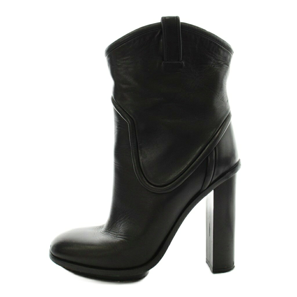 【中古】グッチ GUCCI ショートブーツ ハイヒール ラウンドトゥ レザー 38 黒 ブラック /AN49 レディース 【ベクトル 古着】 260317ブランドグッチ GUCCI表記サイズ38実寸サイズ筒周り：約28cm　筒高：約13cm　ヒールの高さ：約11.5cm　足首：約32.5cm　　素材レザー色黒 ブラック状態ヒールにすり減り。つま先にスレ。サイドにスレ、白い汚れがございますが、その他に目立ったダメージはなく、問題なくご使用いただける商品です。 ※あくまでも中古品ですので掲載写真や記載内容をご確認いただき、ご理解の上ご購入ください。付属品なし商品のお問い合わせの回答を休止しております。＊各商品ページの商品詳細等をご確認の上ご購入ください。【中古】グッチ GUCCI ショートブーツ ハイヒール ラウンドトゥ レザー 38 黒 ブラック /AN49 レディース 【ベクトル 古着】 260317状態ランク　”AB”詳細については、下記および「状態ランクについて」ページをご覧ください。未使用・新品の商品ほぼ新品同様の商品使用感が少なく、かなり状態の良い商品使用感はあるが、傷や汚れの少ない商品使用感の他、傷や汚れが見られる商品かなり大きな傷みがある難あり商品※S〜CランクはUSED品となりますので、使用感をご理解の上でご入札下さい。状態ランクについてinformationブランドグッチ GUCCI表記サイズ38実寸サイズ筒周り：約28cm　筒高：約13cm　ヒールの高さ：約11.5cm　足首：約32.5cm　　素材レザー色黒 ブラック状態ヒールにすり減り。つま先にスレ。サイドにスレ、白い汚れがございますが、その他に目立ったダメージはなく、問題なくご使用いただける商品です。 ※あくまでも中古品ですので掲載写真や記載内容をご確認いただき、ご理解の上ご購入ください。付属品なし商品のお問い合わせの回答を休止しております。＊各商品ページの商品詳細等をご確認の上ご購入ください。本商品は一点物です他サイトや店舗にて販売している商品です。多少のお時間差にて欠品になることもございます。予めご了承頂ますようお願い致します。ベクトル・サイズガイドはこちらこの商品と同じブランドの商品を見る