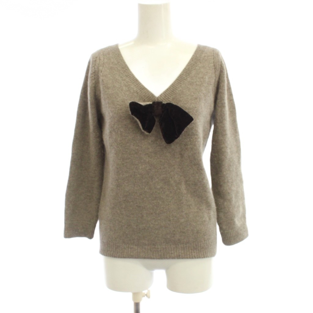 【中古】マークバイマークジェイコブス MARC by MARC JACOBS ニット セーター S ベージュ Vネック リボン 長袖 /JP レディース 【ベクトル 古着】 260611ブランドマークバイマークジェイコブス MARC by MARC JACOBS表記サイズS実寸サイズ肩幅：32cm　身幅：43.5cm　着丈：48cm　袖丈：48cm　　素材毛、アンゴラ、ナイロン色ベージュ状態脇、袖に毛玉や毛羽立ちあり。 ※全体的に中古品としての使用感とダメージがありますが、通常使用には支障のない商品です。 掲載写真や記載内容をご確認いただき、ご理解の上ご購入ください。備考株式会社 ルック 品番:6781188700E商品のお問い合わせの回答を休止しております。＊各商品ページの商品詳細等をご確認の上ご購入ください。【中古】マークバイマークジェイコブス MARC by MARC JACOBS ニット セーター S ベージュ Vネック リボン 長袖 /JP レディース 【ベクトル 古着】 260611状態ランク　”B”詳細については、下記および「状態ランクについて」ページをご覧ください。未使用・新品の商品ほぼ新品同様の商品使用感が少なく、かなり状態の良い商品使用感はあるが、傷や汚れの少ない商品使用感の他、傷や汚れが見られる商品かなり大きな傷みがある難あり商品※S〜CランクはUSED品となりますので、使用感をご理解の上でご入札下さい。状態ランクについてinformationブランドマークバイマークジェイコブス MARC by MARC JACOBS表記サイズS実寸サイズ肩幅：32cm　身幅：43.5cm　着丈：48cm　袖丈：48cm　　素材毛、アンゴラ、ナイロン色ベージュ状態脇、袖に毛玉や毛羽立ちあり。 ※全体的に中古品としての使用感とダメージがありますが、通常使用には支障のない商品です。 掲載写真や記載内容をご確認いただき、ご理解の上ご購入ください。備考株式会社 ルック 品番:6781188700E商品のお問い合わせの回答を休止しております。＊各商品ページの商品詳細等をご確認の上ご購入ください。本商品は一点物です他サイトや店舗にて販売している商品です。多少のお時間差にて欠品になることもございます。予めご了承頂ますようお願い致します。ベクトル・サイズガイドはこちらこの商品と同じブランドの商品を見る