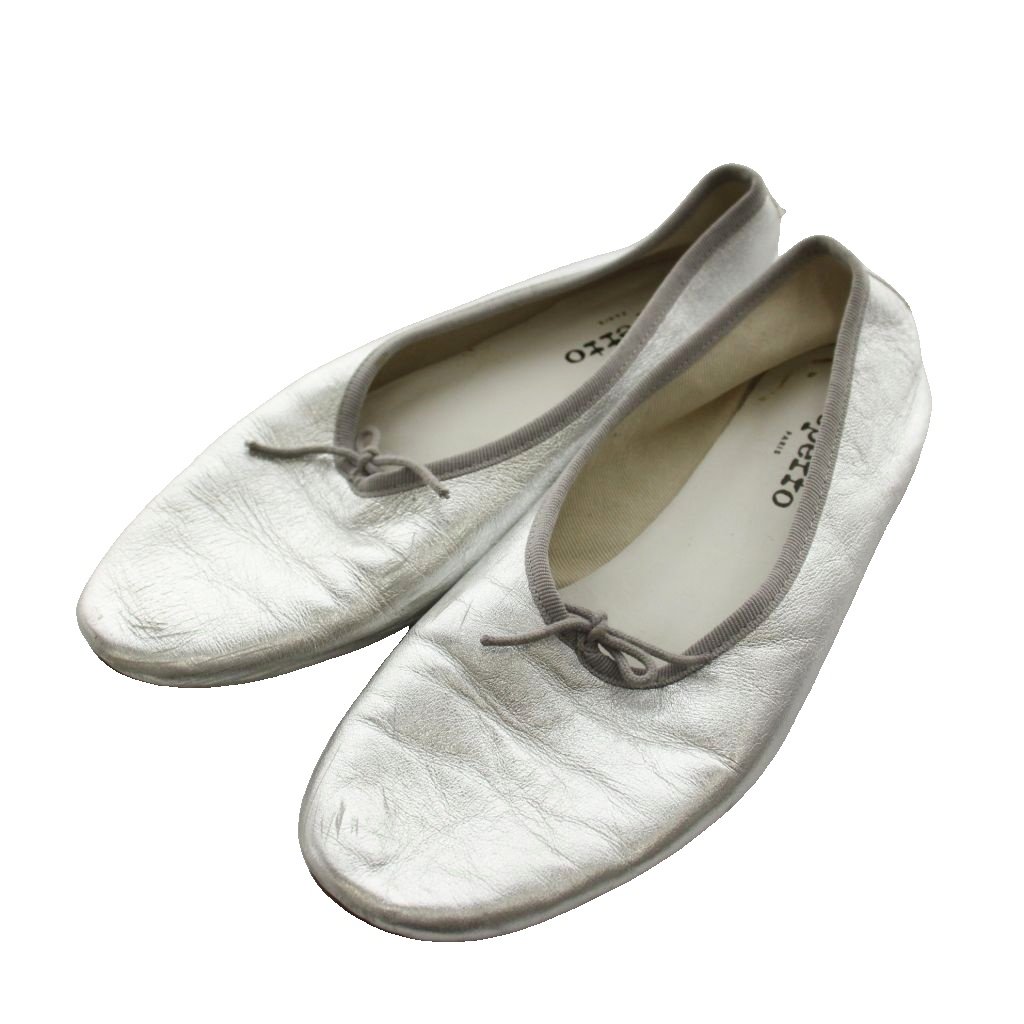 【中古】レペット Repetto バレエシューズ リボン レザー 39 シルバー色 /AN レディース 【ベクトル 古着】 260710ブランドレペット Repetto表記サイズ39実寸サイズ最大幅：約8cm　アウトソール：約24cm　　素材レザー色シルバー色状態つま先にスレ。インソールに黒い汚れがございます。 ※全体的に中古品としての使用感とダメージがありますが、通常使用には支障のない商品です。 掲載写真や記載内容をご確認いただき、ご理解の上ご購入ください。付属品なし商品のお問い合わせの回答を休止しております。＊各商品ページの商品詳細等をご確認の上ご購入ください。【中古】レペット Repetto バレエシューズ リボン レザー 39 シルバー色 /AN レディース 【ベクトル 古着】 260710状態ランク　”B”詳細については、下記および「状態ランクについて」ページをご覧ください。未使用・新品の商品ほぼ新品同様の商品使用感が少なく、かなり状態の良い商品使用感はあるが、傷や汚れの少ない商品使用感の他、傷や汚れが見られる商品かなり大きな傷みがある難あり商品※S〜CランクはUSED品となりますので、使用感をご理解の上でご入札下さい。状態ランクについてinformationブランドレペット Repetto表記サイズ39実寸サイズ最大幅：約8cm　アウトソール：約24cm　　素材レザー色シルバー色状態つま先にスレ。インソールに黒い汚れがございます。 ※全体的に中古品としての使用感とダメージがありますが、通常使用には支障のない商品です。 掲載写真や記載内容をご確認いただき、ご理解の上ご購入ください。付属品なし商品のお問い合わせの回答を休止しております。＊各商品ページの商品詳細等をご確認の上ご購入ください。本商品は一点物です他サイトや店舗にて販売している商品です。多少のお時間差にて欠品になることもございます。予めご了承頂ますようお願い致します。ベクトル・サイズガイドはこちらこの商品と同じブランドの商品を見る