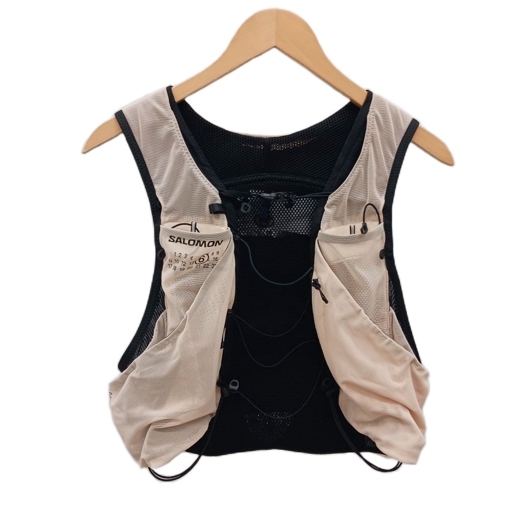 【中古】エムエムシックス メゾンマルジェラ MM6 Maison Margiela サロモン SALOMON アドバンススキン ジレ メッシュベスト ボトル付き XL ベージュ 黒 S62FB0049 /YM レディース 【ベクトル 古着】 260908ブランドエムエムシックス メゾンマルジェラ MM6 Maison Margiela表記サイズXL実寸サイズ身幅：43cm　着丈：42cm　　素材表地：ナイロン、ポリウレタン 別布1：ナイロン、ポリウレタン 別布2：ナイロン、ポリウレタン 別布3：ポリエステル 裏地：ナイロン 中綿：ポリエチレン色ベージュ 黒 ブラック状態使用感が少なく、かなり状態の良い商品です。 ※あくまでも中古品ですので掲載写真や記載内容をご確認いただき、ご理解の上ご購入ください。付属品給水ボトル付き備考株式会社マルジェラジャパン 品番：S62FB0049商品のお問い合わせの回答を休止しております。＊各商品ページの商品詳細等をご確認の上ご購入ください。【中古】エムエムシックス メゾンマルジェラ MM6 Maison Margiela サロモン SALOMON アドバンススキン ジレ メッシュベスト ボトル付き XL ベージュ 黒 S62FB0049 /YM レディース 【ベクトル 古着】 260908状態ランク　”A”詳細については、下記および「状態ランクについて」ページをご覧ください。未使用・新品の商品ほぼ新品同様の商品使用感が少なく、かなり状態の良い商品使用感はあるが、傷や汚れの少ない商品使用感の他、傷や汚れが見られる商品かなり大きな傷みがある難あり商品※S〜CランクはUSED品となりますので、使用感をご理解の上でご入札下さい。状態ランクについてinformationブランドエムエムシックス メゾンマルジェラ MM6 Maison Margiela表記サイズXL実寸サイズ身幅：43cm　着丈：42cm　　素材表地：ナイロン、ポリウレタン 別布1：ナイロン、ポリウレタン 別布2：ナイロン、ポリウレタン 別布3：ポリエステル 裏地：ナイロン 中綿：ポリエチレン色ベージュ 黒 ブラック状態使用感が少なく、かなり状態の良い商品です。 ※あくまでも中古品ですので掲載写真や記載内容をご確認いただき、ご理解の上ご購入ください。付属品給水ボトル付き備考株式会社マルジェラジャパン 品番：S62FB0049商品のお問い合わせの回答を休止しております。＊各商品ページの商品詳細等をご確認の上ご購入ください。本商品は一点物です他サイトや店舗にて販売している商品です。多少のお時間差にて欠品になることもございます。予めご了承頂ますようお願い致します。ベクトル・サイズガイドはこちらこの商品と同じブランドの商品を見る