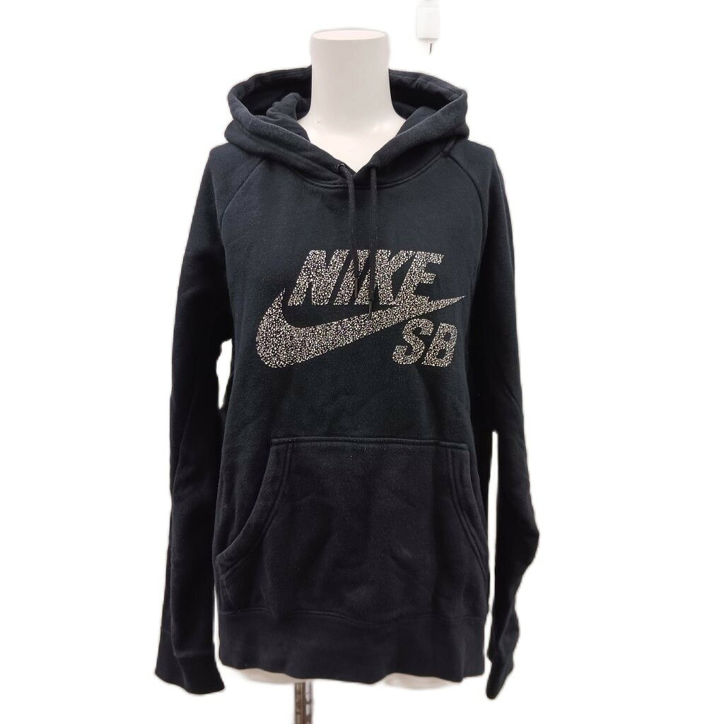 【中古】ナイキ NIKE パーカー ジャケット 上着 S 黒 ブラック ロゴプリント フーディー 長袖 カンガルーポケット /LP ■KC レディース 【ベクトル 古着】 260908ブランドナイキ NIKE表記サイズS実寸サイズ身幅：52cm　着丈：51cm　ゆき丈：80cm　　素材綿 ポリエステル色黒 ブラック状態薄く毛羽立ちがございますが、使用感が少なく、かなり状態の良い商品です。 ※あくまでも中古品ですので掲載写真や記載内容をご確認いただき、ご理解の上ご購入ください。備考（株）ナイキジャパン商品のお問い合わせの回答を休止しております。＊各商品ページの商品詳細等をご確認の上ご購入ください。【中古】ナイキ NIKE パーカー ジャケット 上着 S 黒 ブラック ロゴプリント フーディー 長袖 カンガルーポケット /LP ■KC レディース 【ベクトル 古着】 260908状態ランク　”A”詳細については、下記および「状態ランクについて」ページをご覧ください。未使用・新品の商品ほぼ新品同様の商品使用感が少なく、かなり状態の良い商品使用感はあるが、傷や汚れの少ない商品使用感の他、傷や汚れが見られる商品かなり大きな傷みがある難あり商品※S〜CランクはUSED品となりますので、使用感をご理解の上でご入札下さい。状態ランクについてinformationブランドナイキ NIKE表記サイズS実寸サイズ身幅：52cm　着丈：51cm　ゆき丈：80cm　　素材綿 ポリエステル色黒 ブラック状態薄く毛羽立ちがございますが、使用感が少なく、かなり状態の良い商品です。 ※あくまでも中古品ですので掲載写真や記載内容をご確認いただき、ご理解の上ご購入ください。備考（株）ナイキジャパン商品のお問い合わせの回答を休止しております。＊各商品ページの商品詳細等をご確認の上ご購入ください。本商品は一点物です他サイトや店舗にて販売している商品です。多少のお時間差にて欠品になることもございます。予めご了承頂ますようお願い致します。ベクトル・サイズガイドはこちらこの商品と同じブランドの商品を見る