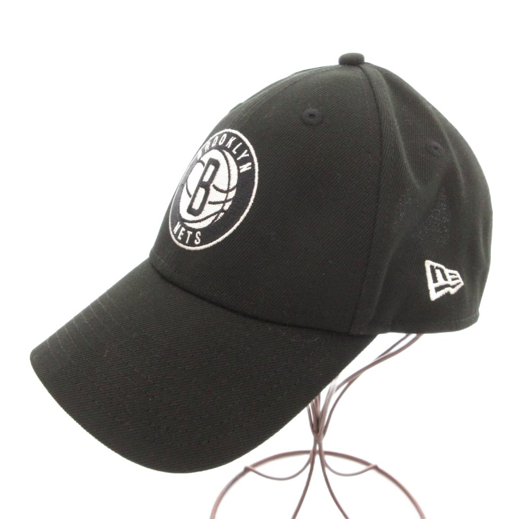 【中古】ニューエラ NEW ERA ブルックリン NBA キャップ 帽子 黒 ブラック ロゴ 刺繍 /NL メンズ 【ベクトル 古着】 260717ブランドニューエラ NEW ERA実寸サイズつば：7cm　頭周り：59cm　　素材本体：綿 つば裏：ポリエステル色黒 ブラック状態・裏側に若干の汚れ その他に目立ったダメージはなく、問題なくご使用いただける商品です。 ※あくまでも中古品ですので掲載写真や記載内容をご確認いただき、ご理解の上ご購入ください。備考ニューエラジャパン合同会社 こちらのお品物は店舗で保管しておらず、店頭販売出来かねます。（※お取り寄せも出来かねます）商品のお問い合わせの回答を休止しております。＊各商品ページの商品詳細等をご確認の上ご購入ください。【中古】ニューエラ NEW ERA ブルックリン NBA キャップ 帽子 黒 ブラック ロゴ 刺繍 /NL メンズ 【ベクトル 古着】 260717状態ランク　”AB”詳細については、下記および「状態ランクについて」ページをご覧ください。未使用・新品の商品ほぼ新品同様の商品使用感が少なく、かなり状態の良い商品使用感はあるが、傷や汚れの少ない商品使用感の他、傷や汚れが見られる商品かなり大きな傷みがある難あり商品※S〜CランクはUSED品となりますので、使用感をご理解の上でご入札下さい。状態ランクについてinformationブランドニューエラ NEW ERA実寸サイズつば：7cm　頭周り：59cm　　素材本体：綿 つば裏：ポリエステル色黒 ブラック状態・裏側に若干の汚れ その他に目立ったダメージはなく、問題なくご使用いただける商品です。 ※あくまでも中古品ですので掲載写真や記載内容をご確認いただき、ご理解の上ご購入ください。備考ニューエラジャパン合同会社 こちらのお品物は店舗で保管しておらず、店頭販売出来かねます。（※お取り寄せも出来かねます）商品のお問い合わせの回答を休止しております。＊各商品ページの商品詳細等をご確認の上ご購入ください。本商品は一点物です他サイトや店舗にて販売している商品です。多少のお時間差にて欠品になることもございます。予めご了承頂ますようお願い致します。ベクトル・サイズガイドはこちらこの商品と同じブランドの商品を見る