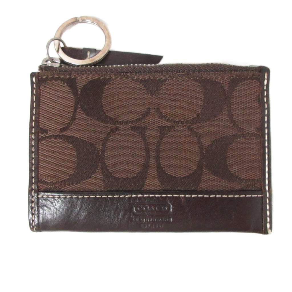 【中古】コーチ COACH カードケース シグネチャー ジップ開閉 ロゴ 型押し 茶 ブラウン レディース 【ベクトル 古着】 260812ブランドコーチ COACH実寸サイズヨコ：11cm　タテ：7cm　マチ：-cm　　素材レザー キャンバス色茶 ブラウン仕様ポケット×1 ジップ開閉状態・数カ所に角スレ、薄い傷がございます。 ※全体的に中古品としての使用感とダメージがありますが、通常使用には支障のない商品です。 掲載写真や記載内容をご確認いただき、ご理解の上ご購入ください。付属品なし備考こちらのお品物は店舗で保管しておらず、店頭販売は出来かねます。（※お取り寄せも出来かねます）商品のお問い合わせの回答を休止しております。＊各商品ページの商品詳細等をご確認の上ご購入ください。【中古】コーチ COACH カードケース シグネチャー ジップ開閉 ロゴ 型押し 茶 ブラウン レディース 【ベクトル 古着】 260812状態ランク　”B”詳細については、下記および「状態ランクについて」ページをご覧ください。未使用・新品の商品ほぼ新品同様の商品使用感が少なく、かなり状態の良い商品使用感はあるが、傷や汚れの少ない商品使用感の他、傷や汚れが見られる商品かなり大きな傷みがある難あり商品※S〜CランクはUSED品となりますので、使用感をご理解の上でご入札下さい。状態ランクについてinformationブランドコーチ COACH実寸サイズヨコ：11cm　タテ：7cm　マチ：-cm　　素材レザー キャンバス色茶 ブラウン仕様ポケット×1 ジップ開閉状態・数カ所に角スレ、薄い傷がございます。 ※全体的に中古品としての使用感とダメージがありますが、通常使用には支障のない商品です。 掲載写真や記載内容をご確認いただき、ご理解の上ご購入ください。付属品なし備考こちらのお品物は店舗で保管しておらず、店頭販売は出来かねます。（※お取り寄せも出来かねます）商品のお問い合わせの回答を休止しております。＊各商品ページの商品詳細等をご確認の上ご購入ください。本商品は一点物です他サイトや店舗にて販売している商品です。多少のお時間差にて欠品になることもございます。予めご了承頂ますようお願い致します。ベクトル・サイズガイドはこちらこの商品と同じブランドの商品を見る