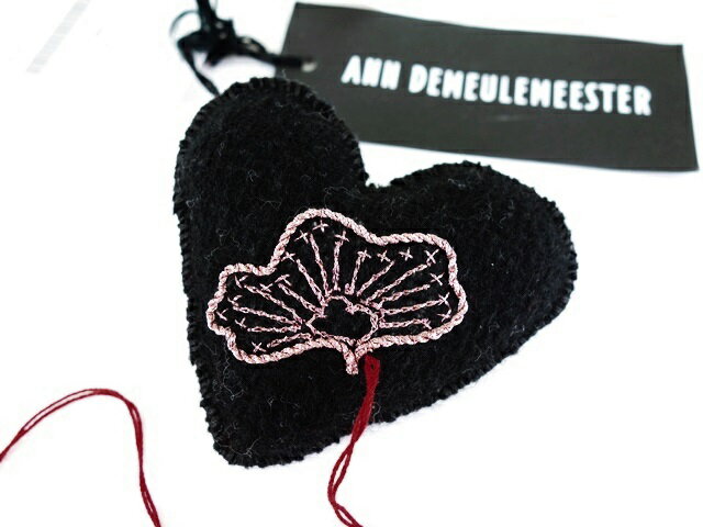 【中古】未使用品 アンドゥムルメステール ANN DEMEULEMEESTER ブローチ ハート 刺繍 ストーン 糸 黒 赤 国内正規 レディース 【ベクトル 古着】 170812 ブランド古着ベクトルプレミアム店