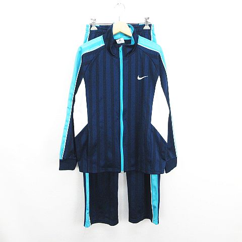 【中古】ナイキ NIKE セットアップ 上下 ジャージ ジャケット 長袖 ジップアップ パンツ ロング丈 シャドーストライプ ロゴ L ネイビー×ライトブルー×ホワイト スポーツウェア ※EKM キッズ 【ベクトル 古着】 260728ブランドナイキ NIKE表記サイズL 155/75実寸サイズジャケット 身幅：50cm　ジャケット 袖丈：ゆき丈 75cm　ジャケット 着丈：60cm　パンツ ウエスト：58〜cm　パンツ もも幅：27.5cm　パンツ 裾幅：21cm　パンツ 股上：27.5cm　パンツ 股下：69cm　　素材ポリエステル100%色ネイビー×ライトブルー×ホワイト ※照明や撮影環境により、実物と若干お色が違う場合がございます。予めご了承下さい。仕様・パンツはウエストゴム仕様 紐で調節可 ・左右ポケット状態この商品には下記のようなダメージがあります。 ・ジャケットの裾のファスナー裏に5ミリほどの擦り切れ ・パンツの左腰からももにかけて複数のひっかけ その他に目立ったダメージはなくまだまだご使用いただける商品です。 ※あくまでも中古品ですので掲載写真や記載内容をご確認いただき、ご理解の上ご購入ください。 商品のお問い合わせの回答を休止しております。＊各商品ページの商品詳細等をご確認の上ご購入ください。【中古】ナイキ NIKE セットアップ 上下 ジャージ ジャケット 長袖 ジップアップ パンツ ロング丈 シャドーストライプ ロゴ L ネイビー×ライトブルー×ホワイト スポーツウェア ※EKM キッズ 【ベクトル 古着】 260728状態ランク　”AB”詳細については、下記および「状態ランクについて」ページをご覧ください。未使用・新品の商品ほぼ新品同様の商品使用感が少なく、かなり状態の良い商品使用感はあるが、傷や汚れの少ない商品使用感の他、傷や汚れが見られる商品かなり大きな傷みがある難あり商品※S〜CランクはUSED品となりますので、使用感をご理解の上でご入札下さい。状態ランクについてinformationブランドナイキ NIKE表記サイズL 155/75実寸サイズジャケット 身幅：50cm　ジャケット 袖丈：ゆき丈 75cm　ジャケット 着丈：60cm　パンツ ウエスト：58〜cm　パンツ もも幅：27.5cm　パンツ 裾幅：21cm　パンツ 股上：27.5cm　パンツ 股下：69cm　　素材ポリエステル100%色ネイビー×ライトブルー×ホワイト ※照明や撮影環境により、実物と若干お色が違う場合がございます。予めご了承下さい。仕様・パンツはウエストゴム仕様 紐で調節可 ・左右ポケット状態この商品には下記のようなダメージがあります。 ・ジャケットの裾のファスナー裏に5ミリほどの擦り切れ ・パンツの左腰からももにかけて複数のひっかけ その他に目立ったダメージはなくまだまだご使用いただける商品です。 ※あくまでも中古品ですので掲載写真や記載内容をご確認いただき、ご理解の上ご購入ください。 商品のお問い合わせの回答を休止しております。＊各商品ページの商品詳細等をご確認の上ご購入ください。本商品は一点物です他サイトや店舗にて販売している商品です。多少のお時間差にて欠品になることもございます。予めご了承頂ますようお願い致します。ベクトル・サイズガイドはこちらこの商品と同じブランドの商品を見る