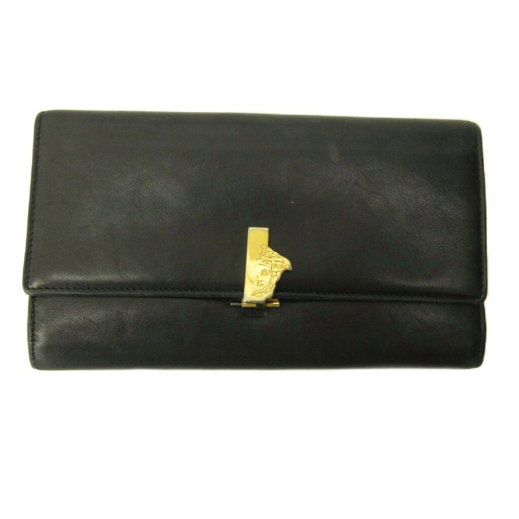 【中古】ジャンニヴェルサーチ ヴェルサーチェ GIANNI VERSACE メドゥーサ 長財布 ウォレット クリップ レザー 黒 ブラック 0810 メンズ 【ベクトル 古着】 260810ブランドジャンニヴェルサーチ ヴェルサーチェ GIANNI VERSACE表記サイズ--実寸サイズヨコ：約18cm　タテ：約10.5cm　マチ：約3cm　　素材レザー色黒 ブラック仕様お札入れ×1 小銭入れ×1 カードポケット×9 フリーポケット×4状態・表面、裏面全体に細かな傷 ・裏面のブランドロゴ付近に汚れ ・金具の一部にメッキの剥がれ ※全体的に中古品としての使用感とダメージがありますが、通常使用には支障のない商品です。 掲載写真や記載内容をご確認いただき、ご理解の上ご購入ください。付属品--備考品番なし商品のお問い合わせの回答を休止しております。＊各商品ページの商品詳細等をご確認の上ご購入ください。【中古】ジャンニヴェルサーチ ヴェルサーチェ GIANNI VERSACE メドゥーサ 長財布 ウォレット クリップ レザー 黒 ブラック 0810 メンズ 【ベクトル 古着】 260810状態ランク　”B”詳細については、下記および「状態ランクについて」ページをご覧ください。未使用・新品の商品ほぼ新品同様の商品使用感が少なく、かなり状態の良い商品使用感はあるが、傷や汚れの少ない商品使用感の他、傷や汚れが見られる商品かなり大きな傷みがある難あり商品※S〜CランクはUSED品となりますので、使用感をご理解の上でご入札下さい。状態ランクについてinformationブランドジャンニヴェルサーチ ヴェルサーチェ GIANNI VERSACE表記サイズ--実寸サイズヨコ：約18cm　タテ：約10.5cm　マチ：約3cm　　素材レザー色黒 ブラック仕様お札入れ×1 小銭入れ×1 カードポケット×9 フリーポケット×4状態・表面、裏面全体に細かな傷 ・裏面のブランドロゴ付近に汚れ ・金具の一部にメッキの剥がれ ※全体的に中古品としての使用感とダメージがありますが、通常使用には支障のない商品です。 掲載写真や記載内容をご確認いただき、ご理解の上ご購入ください。付属品--備考品番なし商品のお問い合わせの回答を休止しております。＊各商品ページの商品詳細等をご確認の上ご購入ください。本商品は一点物です他サイトや店舗にて販売している商品です。多少のお時間差にて欠品になることもございます。予めご了承頂ますようお願い致します。ベクトル・サイズガイドはこちらこの商品と同じブランドの商品を見る