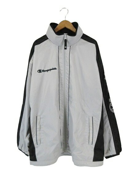 【中古】チャンピオン CHAMPION ジップアップ ウィンドブレーカー ロゴ 刺繍 CJ9244S サイズL シルバーカラー QQQ メンズ 【ベクトル 古着】 251017ブランドチャンピオン CHAMPION実寸サイズ肩幅：56cm　身幅：62cm　袖丈：55cm　着丈：74cm　　素材ポリエステル/100% 色シルバー ※色に関してはこの商品の出品者の主観で判断しておりますので、カタログや正規の言い回しとは異なる場合がございます。状態全体的にシミ汚れが見られます。 ※特に目立つ物を撮影しております。 口元付近や裾、両袖、ポケットが特に目立つシミになっております。商品のお問い合わせの回答を休止しております。＊各商品ページの商品詳細等をご確認の上ご購入ください。【中古】チャンピオン CHAMPION ジップアップ ウィンドブレーカー ロゴ 刺繍 CJ9244S サイズL シルバーカラー QQQ メンズ 【ベクトル 古着】 251017状態ランク　”AB”詳細については、下記および「状態ランクについて」ページをご覧ください。未使用・新品の商品ほぼ新品同様の商品使用感が少なく、かなり状態の良い商品使用感はあるが、傷や汚れの少ない商品使用感の他、傷や汚れが見られる商品かなり大きな傷みがある難あり商品※S〜CランクはUSED品となりますので、使用感をご理解の上でご入札下さい。状態ランクについてinformationブランドチャンピオン CHAMPION実寸サイズ肩幅：56cm　身幅：62cm　袖丈：55cm　着丈：74cm　　素材ポリエステル/100% 色シルバー ※色に関してはこの商品の出品者の主観で判断しておりますので、カタログや正規の言い回しとは異なる場合がございます。状態全体的にシミ汚れが見られます。 ※特に目立つ物を撮影しております。 口元付近や裾、両袖、ポケットが特に目立つシミになっております。商品のお問い合わせの回答を休止しております。＊各商品ページの商品詳細等をご確認の上ご購入ください。本商品は一点物です他サイトや店舗にて販売している商品です。多少のお時間差にて欠品になることもございます。予めご了承頂ますようお願い致します。ベクトル・サイズガイドはこちらこの商品と同じブランドの商品を見る