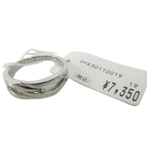 【中古】未使用品 クロスオーバーデザインリング 指輪 シルバー スチール STEEL 18号 【ベクトル 古着】 260801表記サイズ18号（写真参照）実寸サイズ号数：18号　　素材STEEL スチール色シルバー ※色に関してはこの出品者の主観で判断しておりますので、カタログや正規のカラーとは言い回しが異なる場合があります。仕様クロスオーバーリング 指輪状態タグ付きの未使用品です。 ※未使用品・新品同様の商品ではございますが、一度は一般の方の手に渡り、個人で保管されていた商品です。 また、保管・陳列時の薄いスレなど微細な状態変化が見られる場合がございます。ご理解の上ご購入ください。商品のお問い合わせの回答を休止しております。＊各商品ページの商品詳細等をご確認の上ご購入ください。【中古】未使用品 クロスオーバーデザインリング 指輪 シルバー スチール STEEL 18号 【ベクトル 古着】 260801状態ランク　”S”詳細については、下記および「状態ランクについて」ページをご覧ください。未使用・新品の商品ほぼ新品同様の商品使用感が少なく、かなり状態の良い商品使用感はあるが、傷や汚れの少ない商品使用感の他、傷や汚れが見られる商品かなり大きな傷みがある難あり商品※S〜CランクはUSED品となりますので、使用感をご理解の上でご入札下さい。状態ランクについてinformation表記サイズ18号（写真参照）実寸サイズ号数：18号　　素材STEEL スチール色シルバー ※色に関してはこの出品者の主観で判断しておりますので、カタログや正規のカラーとは言い回しが異なる場合があります。仕様クロスオーバーリング 指輪状態タグ付きの未使用品です。 ※未使用品・新品同様の商品ではございますが、一度は一般の方の手に渡り、個人で保管されていた商品です。 また、保管・陳列時の薄いスレなど微細な状態変化が見られる場合がございます。ご理解の上ご購入ください。商品のお問い合わせの回答を休止しております。＊各商品ページの商品詳細等をご確認の上ご購入ください。本商品は一点物です他サイトや店舗にて販売している商品です。多少のお時間差にて欠品になることもございます。予めご了承頂ますようお願い致します。ベクトル・サイズガイドはこちらこの商品と同じブランドの商品を見る