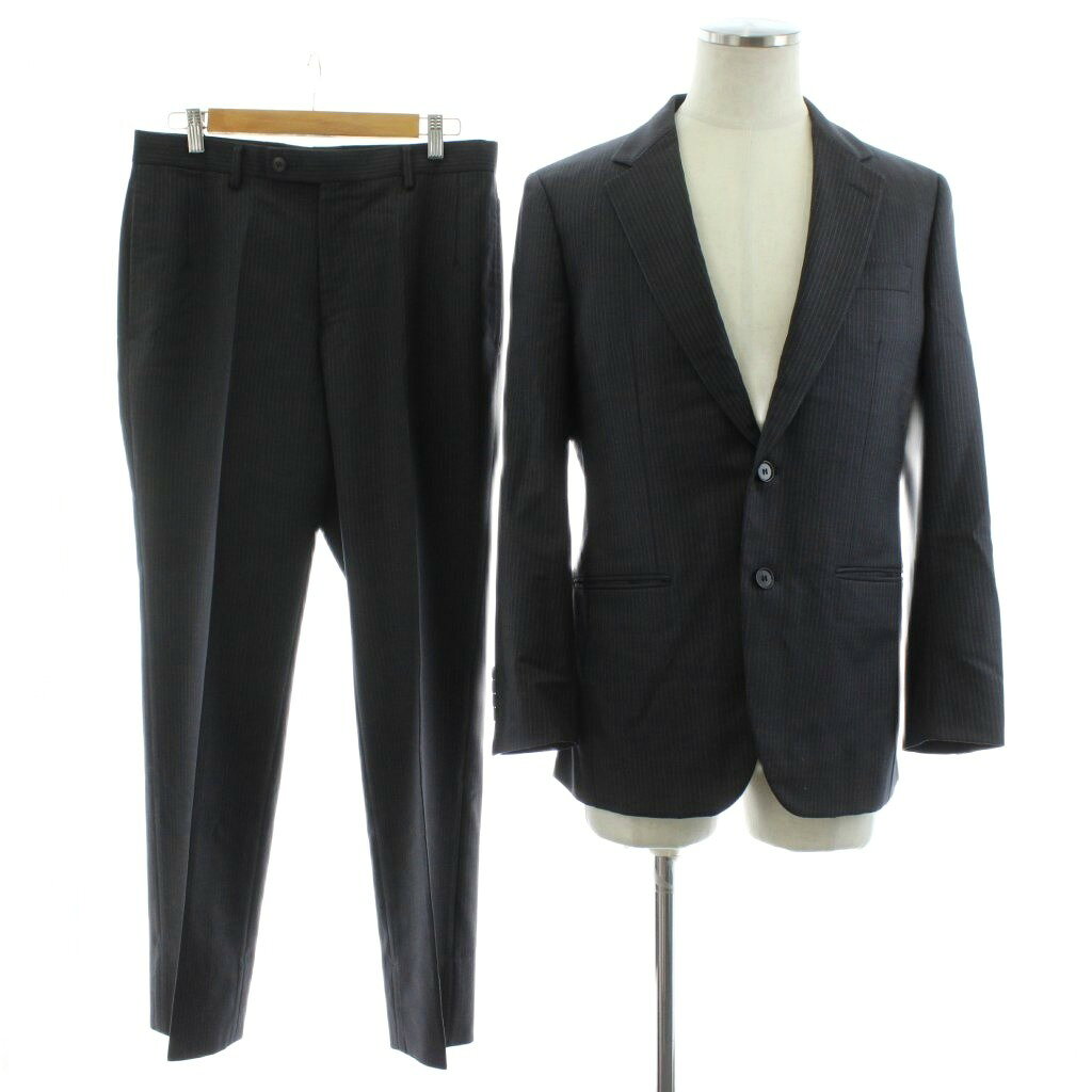 【中古】セルッティ CERRUTI 1881 シングルスーツ セットアップ 上下 テーラードジャケット 総裏地 パンツ ジップフライ ストライプ柄 ウール 46 黒 ブラック KA-0706 /KU ■BM メンズ 【ベクトル 古着】 251122ブランドセルッティ CERRUTI 1881表記サイズ46実寸サイズジャケット 肩幅：42cm　ジャケット 身幅：50cm　ジャケット 袖丈：59cm　ジャケット 着丈：71cm　パンツ ウエスト：78cm　パンツ もも幅：26cm　パンツ 裾幅：21cm　パンツ 股上：25cm　パンツ 股下：74cm　　素材（ジャケット） 表地 毛 別布 ポリエステル 裏地 キュプラ ポリエステル （パンツ） 毛 色黒 ブラック 仕様（ジャケット） ポケット×2、胸ポケット×1、内ポケット×3 肩パット入り ストレッチなし 透け感なし （パンツ） ポケット×4 ストレッチなし 透け感なし状態袖に小穴（表地のみ）が見られますが、その他に目立ったダメージはなく、問題なくご使用いただける商品です。 ※あくまでも中古品ですので掲載写真や記載内容をご確認いただき、ご理解の上ご購入ください。備考品番 KA-0706商品のお問い合わせの回答を休止しております。＊各商品ページの商品詳細等をご確認の上ご購入ください。【中古】セルッティ CERRUTI 1881 シングルスーツ セットアップ 上下 テーラードジャケット 総裏地 パンツ ジップフライ ストライプ柄 ウール 46 黒 ブラック KA-0706 /KU ■BM メンズ 【ベクトル 古着】 251122状態ランク　”AB”詳細については、下記および「状態ランクについて」ページをご覧ください。未使用・新品の商品ほぼ新品同様の商品使用感が少なく、かなり状態の良い商品使用感はあるが、傷や汚れの少ない商品使用感の他、傷や汚れが見られる商品かなり大きな傷みがある難あり商品※S〜CランクはUSED品となりますので、使用感をご理解の上でご入札下さい。状態ランクについてinformationブランドセルッティ CERRUTI 1881表記サイズ46実寸サイズジャケット 肩幅：42cm　ジャケット 身幅：50cm　ジャケット 袖丈：59cm　ジャケット 着丈：71cm　パンツ ウエスト：78cm　パンツ もも幅：26cm　パンツ 裾幅：21cm　パンツ 股上：25cm　パンツ 股下：74cm　　素材（ジャケット） 表地 毛 別布 ポリエステル 裏地 キュプラ ポリエステル （パンツ） 毛 色黒 ブラック 仕様（ジャケット） ポケット×2、胸ポケット×1、内ポケット×3 肩パット入り ストレッチなし 透け感なし （パンツ） ポケット×4 ストレッチなし 透け感なし状態袖に小穴（表地のみ）が見られますが、その他に目立ったダメージはなく、問題なくご使用いただける商品です。 ※あくまでも中古品ですので掲載写真や記載内容をご確認いただき、ご理解の上ご購入ください。備考品番 KA-0706商品のお問い合わせの回答を休止しております。＊各商品ページの商品詳細等をご確認の上ご購入ください。本商品は一点物です他サイトや店舗にて販売している商品です。多少のお時間差にて欠品になることもございます。予めご了承頂ますようお願い致します。ベクトル・サイズガイドはこちらこの商品と同じブランドの商品を見る