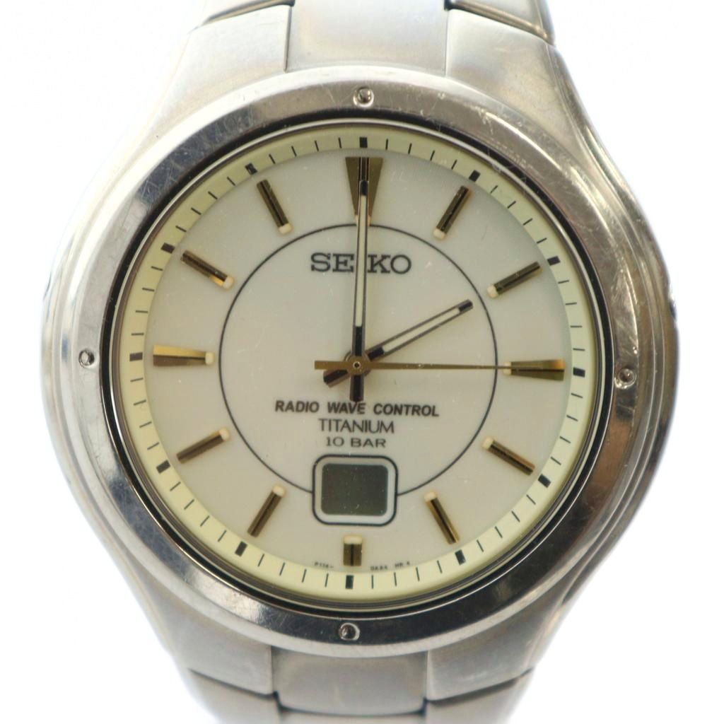 【中古】セイコー SEIKO ジャンク品 P114-0AA0 腕時計 ウォッチ ソーラー アナデジ カレンダー付き ラウンド シルバー色 ■GY11 /MQ メンズ 【ベクトル 古着】 251013ブランドセイコー SEIKO表記サイズ実寸サイズをご参考ください。実寸サイズバンド幅：約1.5cm　腕周り：約20cm　ケース・タテ：約45mm　ケース・ヨコ（リューズは除く）：約45mm　　素材チタニウム色シルバー色仕様10気圧防水状態・不動、動作未確認のジャンク品です ・ケース、ベルトに傷 上記の状態につき、ジャンク品扱いとさせていただきます。 ※ジャンク品につきましては、返品・交換・修理・動作保証は承っておりません。現状をよくご理解の上ご検討ください。付属品箱 取り扱い説明書備考型番 P114-0AA0 OH期不明商品のお問い合わせの回答を休止しております。＊各商品ページの商品詳細等をご確認の上ご購入ください。【中古】セイコー SEIKO ジャンク品 P114-0AA0 腕時計 ウォッチ ソーラー アナデジ カレンダー付き ラウンド シルバー色 ■GY11 /MQ メンズ 【ベクトル 古着】 251013状態ランク　”D”詳細については、下記および「状態ランクについて」ページをご覧ください。未使用・新品の商品ほぼ新品同様の商品使用感が少なく、かなり状態の良い商品使用感はあるが、傷や汚れの少ない商品使用感の他、傷や汚れが見られる商品かなり大きな傷みがある難あり商品※S〜CランクはUSED品となりますので、使用感をご理解の上でご入札下さい。状態ランクについてinformationブランドセイコー SEIKO表記サイズ実寸サイズをご参考ください。実寸サイズバンド幅：約1.5cm　腕周り：約20cm　ケース・タテ：約45mm　ケース・ヨコ（リューズは除く）：約45mm　　素材チタニウム色シルバー色仕様10気圧防水状態・不動、動作未確認のジャンク品です ・ケース、ベルトに傷 上記の状態につき、ジャンク品扱いとさせていただきます。 ※ジャンク品につきましては、返品・交換・修理・動作保証は承っておりません。現状をよくご理解の上ご検討ください。付属品箱 取り扱い説明書備考型番 P114-0AA0 OH期不明商品のお問い合わせの回答を休止しております。＊各商品ページの商品詳細等をご確認の上ご購入ください。本商品は一点物です他サイトや店舗にて販売している商品です。多少のお時間差にて欠品になることもございます。予めご了承頂ますようお願い致します。ベクトル・サイズガイドはこちらこの商品と同じブランドの商品を見る