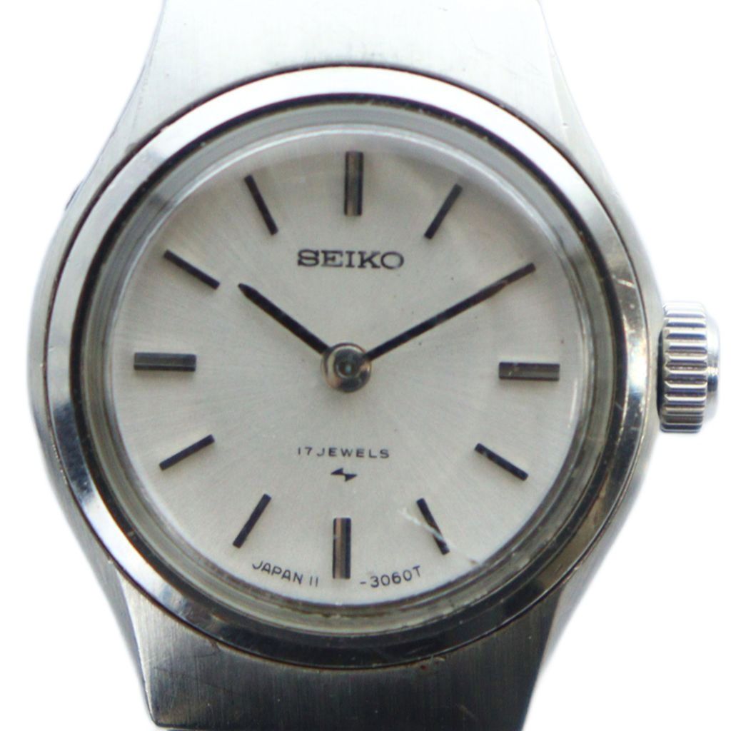【中古】セイコー SEIKO 11-0910 腕時計 ヴィンテージ アンティーク ウォッチ 手巻き式 17石 シルバー色 ■GY11 /MQ レディース 【ベクトル 古着】 251213ブランドセイコー SEIKO表記サイズ実寸サイズをご参考ください。実寸サイズバンド幅：約0.8cm　腕周り：約16cm　ケース・タテ：約27mm　ケース・ヨコ（リューズは除く）：約20mm　　素材ステンレススチール色シルバー色状態ケース、ベルトに傷がございますが、その他に目立ったダメージはなく、問題なくご使用いただける商品です。 ※あくまでも中古品ですので掲載写真や記載内容をご確認いただき、ご理解の上ご購入ください。備考型番 11-0910 2025/12/07動作確認済 OH期不明商品のお問い合わせの回答を休止しております。＊各商品ページの商品詳細等をご確認の上ご購入ください。【中古】セイコー SEIKO 11-0910 腕時計 ヴィンテージ アンティーク ウォッチ 手巻き式 17石 シルバー色 ■GY11 /MQ レディース 【ベクトル 古着】 251213状態ランク　”AB”詳細については、下記および「状態ランクについて」ページをご覧ください。未使用・新品の商品ほぼ新品同様の商品使用感が少なく、かなり状態の良い商品使用感はあるが、傷や汚れの少ない商品使用感の他、傷や汚れが見られる商品かなり大きな傷みがある難あり商品※S〜CランクはUSED品となりますので、使用感をご理解の上でご入札下さい。状態ランクについてinformationブランドセイコー SEIKO表記サイズ実寸サイズをご参考ください。実寸サイズバンド幅：約0.8cm　腕周り：約16cm　ケース・タテ：約27mm　ケース・ヨコ（リューズは除く）：約20mm　　素材ステンレススチール色シルバー色状態ケース、ベルトに傷がございますが、その他に目立ったダメージはなく、問題なくご使用いただける商品です。 ※あくまでも中古品ですので掲載写真や記載内容をご確認いただき、ご理解の上ご購入ください。備考型番 11-0910 2025/12/07動作確認済 OH期不明商品のお問い合わせの回答を休止しております。＊各商品ページの商品詳細等をご確認の上ご購入ください。本商品は一点物です他サイトや店舗にて販売している商品です。多少のお時間差にて欠品になることもございます。予めご了承頂ますようお願い致します。ベクトル・サイズガイドはこちらこの商品と同じブランドの商品を見る