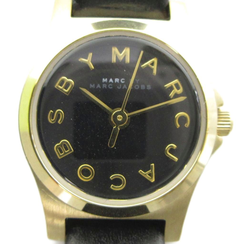 【中古】マークバイマークジェイコブス MARC by MARC JACOBS MBM1240 腕時計 ウォッチ クォーツ 黒文字盤 レザーベルト ゴールド色 ■GY11 /MQ レディース 【ベクトル 古着】 260811ブランドマークバイマークジェイコブス MARC by MARC JACOBS表記サイズ実寸サイズをご参考ください。実寸サイズバンド幅：約1cm　腕周り：約13.5-17.5cm　ケース・タテ：約20mm　ケース・ヨコ（リューズは除く）：約20mm　　素材ステンレススチール色ゴールド色状態ケースに傷がございますが、その他に目立ったダメージはなく、問題なくご使用いただける商品です。 ※あくまでも中古品ですので掲載写真や記載内容をご確認いただき、ご理解の上ご購入ください。付属品箱備考型番 MBM1240 2026/8/11動作確認済 OH期不明商品のお問い合わせの回答を休止しております。＊各商品ページの商品詳細等をご確認の上ご購入ください。【中古】マークバイマークジェイコブス MARC by MARC JACOBS MBM1240 腕時計 ウォッチ クォーツ 黒文字盤 レザーベルト ゴールド色 ■GY11 /MQ レディース 【ベクトル 古着】 260811状態ランク　”AB”詳細については、下記および「状態ランクについて」ページをご覧ください。未使用・新品の商品ほぼ新品同様の商品使用感が少なく、かなり状態の良い商品使用感はあるが、傷や汚れの少ない商品使用感の他、傷や汚れが見られる商品かなり大きな傷みがある難あり商品※S〜CランクはUSED品となりますので、使用感をご理解の上でご入札下さい。状態ランクについてinformationブランドマークバイマークジェイコブス MARC by MARC JACOBS表記サイズ実寸サイズをご参考ください。実寸サイズバンド幅：約1cm　腕周り：約13.5-17.5cm　ケース・タテ：約20mm　ケース・ヨコ（リューズは除く）：約20mm　　素材ステンレススチール色ゴールド色状態ケースに傷がございますが、その他に目立ったダメージはなく、問題なくご使用いただける商品です。 ※あくまでも中古品ですので掲載写真や記載内容をご確認いただき、ご理解の上ご購入ください。付属品箱備考型番 MBM1240 2026/8/11動作確認済 OH期不明商品のお問い合わせの回答を休止しております。＊各商品ページの商品詳細等をご確認の上ご購入ください。本商品は一点物です他サイトや店舗にて販売している商品です。多少のお時間差にて欠品になることもございます。予めご了承頂ますようお願い致します。ベクトル・サイズガイドはこちらこの商品と同じブランドの商品を見る