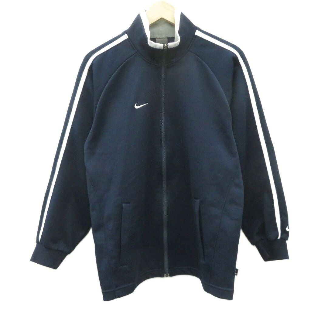 【中古】ナイキ NIKE スポーツウェア ジャージ ブルゾンジャケット S 紺 ネイビー スタンドカラー ジップアップ ミドル丈 /YS40 ■GY99 メンズ 【ベクトル 古着】 260803ブランドナイキ NIKE表記サイズS実寸サイズ身幅：53cm　着丈：65cm　ゆき丈：79cm　　素材本体：ポリエステル フライス部分：ポリエステル、ポリウレタン色紺仕様サイドポケット状態この商品には下記のようなダメージがあります。 ・右肩にごくわずかな黒い汚れ ・左肩にごくわずかな黒い汚れが4か所 ・左胸に0.5ほどの白い汚れが数ヶ所 ・右裾に3ほどのほつれが2か所 その他に目立ったダメージはなく、問題なくご使用いただける商品です。 ※あくまでも中古品ですので掲載写真や記載内容をご確認いただき、ご理解の上ご購入ください。備考株式会社ナイキジャパン商品のお問い合わせの回答を休止しております。＊各商品ページの商品詳細等をご確認の上ご購入ください。【中古】ナイキ NIKE スポーツウェア ジャージ ブルゾンジャケット S 紺 ネイビー スタンドカラー ジップアップ ミドル丈 /YS40 ■GY99 メンズ 【ベクトル 古着】 260803状態ランク　”AB”詳細については、下記および「状態ランクについて」ページをご覧ください。未使用・新品の商品ほぼ新品同様の商品使用感が少なく、かなり状態の良い商品使用感はあるが、傷や汚れの少ない商品使用感の他、傷や汚れが見られる商品かなり大きな傷みがある難あり商品※S〜CランクはUSED品となりますので、使用感をご理解の上でご入札下さい。状態ランクについてinformationブランドナイキ NIKE表記サイズS実寸サイズ身幅：53cm　着丈：65cm　ゆき丈：79cm　　素材本体：ポリエステル フライス部分：ポリエステル、ポリウレタン色紺仕様サイドポケット状態この商品には下記のようなダメージがあります。 ・右肩にごくわずかな黒い汚れ ・左肩にごくわずかな黒い汚れが4か所 ・左胸に0.5ほどの白い汚れが数ヶ所 ・右裾に3ほどのほつれが2か所 その他に目立ったダメージはなく、問題なくご使用いただける商品です。 ※あくまでも中古品ですので掲載写真や記載内容をご確認いただき、ご理解の上ご購入ください。備考株式会社ナイキジャパン商品のお問い合わせの回答を休止しております。＊各商品ページの商品詳細等をご確認の上ご購入ください。本商品は一点物です他サイトや店舗にて販売している商品です。多少のお時間差にて欠品になることもございます。予めご了承頂ますようお願い致します。ベクトル・サイズガイドはこちらこの商品と同じブランドの商品を見る
