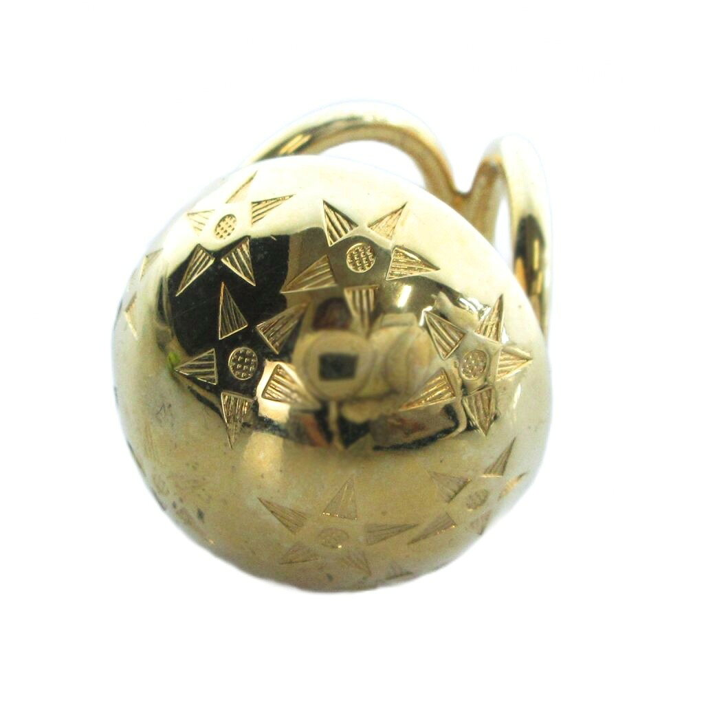 【中古】セリーヌ CELINE スカーフリング アクセサリー ロゴ ゴールド色 ■GY18 /MQ レディース 【ベクトル 古着】 260911ブランドセリーヌ CELINE表記サイズ実寸サイズをご参考ください。実寸サイズ約2.5×2.5cm　素材※詳細不明のため掲載の写真をご確認いただいた上でご検討ください。色ゴールド色状態全体に傷がございますが、その他に目立ったダメージはなく、問題なくご使用いただける商品です。 ※あくまでも中古品ですので掲載写真や記載内容をご確認いただき、ご理解の上ご購入ください。備考型番 なし商品のお問い合わせの回答を休止しております。＊各商品ページの商品詳細等をご確認の上ご購入ください。【中古】セリーヌ CELINE スカーフリング アクセサリー ロゴ ゴールド色 ■GY18 /MQ レディース 【ベクトル 古着】 260911状態ランク　”AB”詳細については、下記および「状態ランクについて」ページをご覧ください。未使用・新品の商品ほぼ新品同様の商品使用感が少なく、かなり状態の良い商品使用感はあるが、傷や汚れの少ない商品使用感の他、傷や汚れが見られる商品かなり大きな傷みがある難あり商品※S〜CランクはUSED品となりますので、使用感をご理解の上でご入札下さい。状態ランクについてinformationブランドセリーヌ CELINE表記サイズ実寸サイズをご参考ください。実寸サイズ約2.5×2.5cm　素材※詳細不明のため掲載の写真をご確認いただいた上でご検討ください。色ゴールド色状態全体に傷がございますが、その他に目立ったダメージはなく、問題なくご使用いただける商品です。 ※あくまでも中古品ですので掲載写真や記載内容をご確認いただき、ご理解の上ご購入ください。備考型番 なし商品のお問い合わせの回答を休止しております。＊各商品ページの商品詳細等をご確認の上ご購入ください。本商品は一点物です他サイトや店舗にて販売している商品です。多少のお時間差にて欠品になることもございます。予めご了承頂ますようお願い致します。ベクトル・サイズガイドはこちらこの商品と同じブランドの商品を見る
