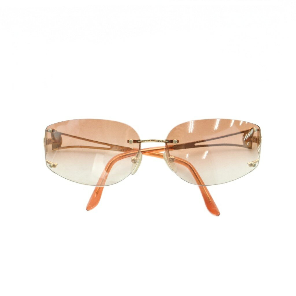 【中古】セリーヌ CELINE サングラス 眼鏡 メタルフレーム グラデーションレンズ ゴールドカラー /MI ■OH ■GY11 レディース 【ベクトル 古着】 260423ブランドセリーヌ CELINE表記サイズ表記なし実寸サイズレンズの大きさ：4×6cm　フレーム：13cm　テンプル：12.5cm　　素材メタルフレーム色フレーム：ゴールドカラー レンズ：グラデーションピンク仕様度無し状態レンズに小キズ、くすみ、及び丁番がゆるんでおります。 ※全体的に中古品としての使用感とダメージがありますが、通常使用には支障のない商品です。 掲載写真や記載内容をご確認いただき、ご理解の上ご購入ください。付属品なし備考品番なし商品のお問い合わせの回答を休止しております。＊各商品ページの商品詳細等をご確認の上ご購入ください。【中古】セリーヌ CELINE サングラス 眼鏡 メタルフレーム グラデーションレンズ ゴールドカラー /MI ■OH ■GY11 レディース 【ベクトル 古着】 260423状態ランク　”B”詳細については、下記および「状態ランクについて」ページをご覧ください。未使用・新品の商品ほぼ新品同様の商品使用感が少なく、かなり状態の良い商品使用感はあるが、傷や汚れの少ない商品使用感の他、傷や汚れが見られる商品かなり大きな傷みがある難あり商品※S〜CランクはUSED品となりますので、使用感をご理解の上でご入札下さい。状態ランクについてinformationブランドセリーヌ CELINE表記サイズ表記なし実寸サイズレンズの大きさ：4×6cm　フレーム：13cm　テンプル：12.5cm　　素材メタルフレーム色フレーム：ゴールドカラー レンズ：グラデーションピンク仕様度無し状態レンズに小キズ、くすみ、及び丁番がゆるんでおります。 ※全体的に中古品としての使用感とダメージがありますが、通常使用には支障のない商品です。 掲載写真や記載内容をご確認いただき、ご理解の上ご購入ください。付属品なし備考品番なし商品のお問い合わせの回答を休止しております。＊各商品ページの商品詳細等をご確認の上ご購入ください。本商品は一点物です他サイトや店舗にて販売している商品です。多少のお時間差にて欠品になることもございます。予めご了承頂ますようお願い致します。ベクトル・サイズガイドはこちらこの商品と同じブランドの商品を見る