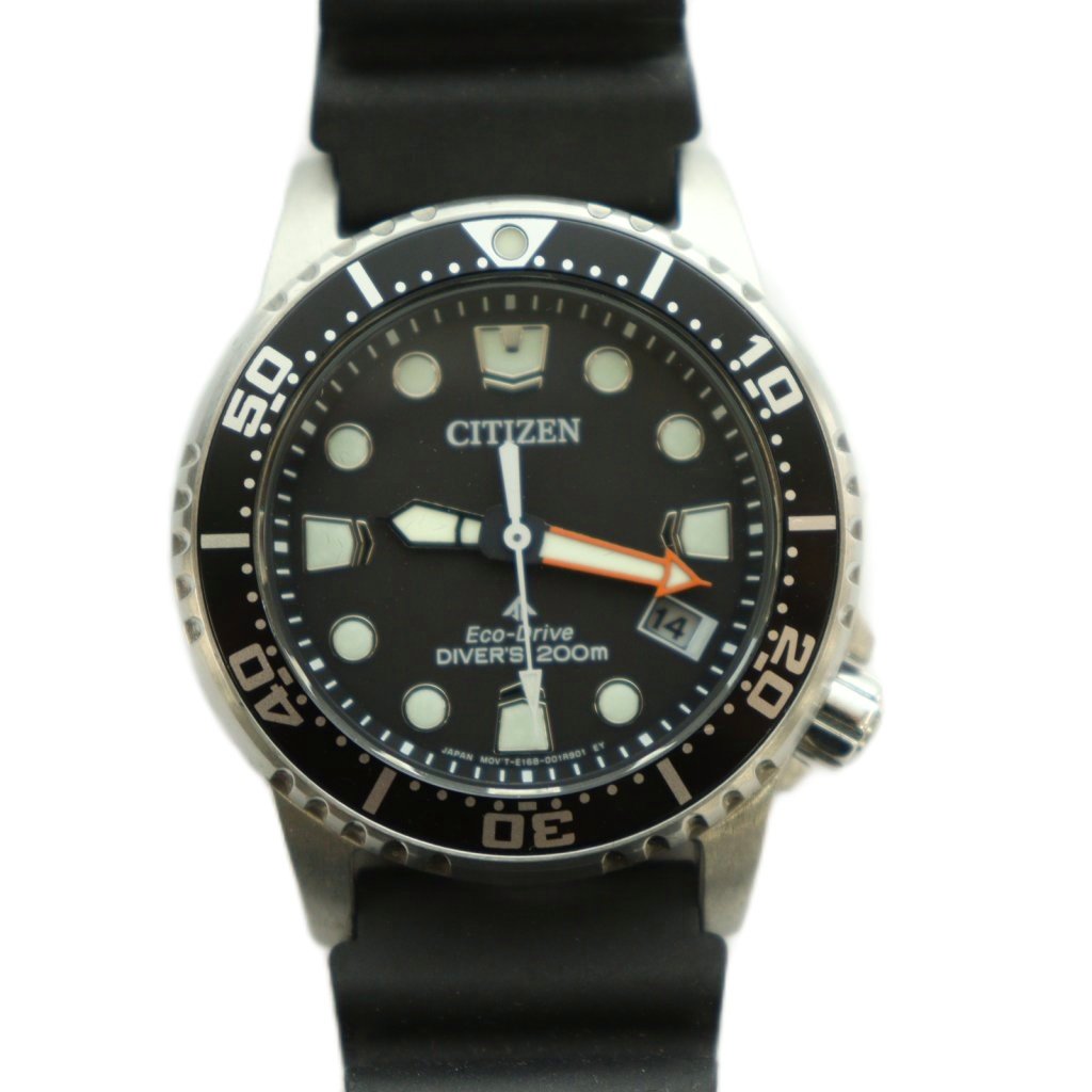 【中古】シチズン CITIZEN PROMASTER MARINE エコドライブ ダイバー200m 腕時計 ウォッチ デイト ソーラー EO2 カレンダー付 黒文字盤 黒 ブラック E168-0029J01 /BB メンズ 【ベクトル 古着】 260816ブランドシチズン CITIZEN実寸サイズバンド幅：1.5cm　腕周り：20cm　ケース・タテ：34mm　ケース・ヨコ（リューズは除く）：34mm　　素材ステンレススチール色黒 ブラック状態使用感が少なく、かなり状態の良い商品です。 ※あくまでも中古品ですので掲載写真や記載内容をご確認いただき、ご理解の上ご購入ください。付属品箱、説明書、替えバンド備考品番：E168-0029J01 2026/08/16 動作確認済み ※暗所で保管しているため、保管期間中に動作が停止している場合がございます。その場合、ご購入後にお客様ご自身で充電および時刻合わせを行っていただく必要がございますので、予めご了承ください。商品のお問い合わせの回答を休止しております。＊各商品ページの商品詳細等をご確認の上ご購入ください。【中古】シチズン CITIZEN PROMASTER MARINE エコドライブ ダイバー200m 腕時計 ウォッチ デイト ソーラー EO2 カレンダー付 黒文字盤 黒 ブラック E168-0029J01 /BB メンズ 【ベクトル 古着】 260816状態ランク　”A”詳細については、下記および「状態ランクについて」ページをご覧ください。未使用・新品の商品ほぼ新品同様の商品使用感が少なく、かなり状態の良い商品使用感はあるが、傷や汚れの少ない商品使用感の他、傷や汚れが見られる商品かなり大きな傷みがある難あり商品※S〜CランクはUSED品となりますので、使用感をご理解の上でご入札下さい。状態ランクについてinformationブランドシチズン CITIZEN実寸サイズバンド幅：1.5cm　腕周り：20cm　ケース・タテ：34mm　ケース・ヨコ（リューズは除く）：34mm　　素材ステンレススチール色黒 ブラック状態使用感が少なく、かなり状態の良い商品です。 ※あくまでも中古品ですので掲載写真や記載内容をご確認いただき、ご理解の上ご購入ください。付属品箱、説明書、替えバンド備考品番：E168-0029J01 2026/08/16 動作確認済み ※暗所で保管しているため、保管期間中に動作が停止している場合がございます。その場合、ご購入後にお客様ご自身で充電および時刻合わせを行っていただく必要がございますので、予めご了承ください。商品のお問い合わせの回答を休止しております。＊各商品ページの商品詳細等をご確認の上ご購入ください。本商品は一点物です他サイトや店舗にて販売している商品です。多少のお時間差にて欠品になることもございます。予めご了承頂ますようお願い致します。ベクトル・サイズガイドはこちらこの商品と同じブランドの商品を見る