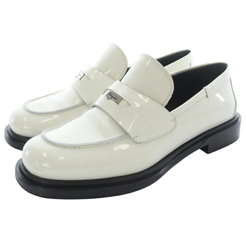 【中古】サルヴァトーレフェラガモ Salvatore Ferragamo パテントレザー コインローファー 6.5 白 ホワイト /SR7 レディース 【ベクトル 古着】 250620ブランドサルヴァトーレフェラガモ Salvatore Ferragamo表記サイズ6.5実寸サイズヒールの高さ：2cm　最大幅：9.5cm　　色白 ホワイト状態この商品には下記のようなダメージがあります。 ・アウトソールに若干のすり減り ・甲部分に履きジワ ・表面に擦り傷や黒色の汚れ その他に目立ったダメージはなく、まだまだご使用いただける商品です。 ※あくまでも中古品ですので掲載写真や記載内容をご確認いただき、ご理解の上ご購入ください。付属品収納袋付き（傷や汚れ有り）商品のお問い合わせの回答を休止しております。＊各商品ページの商品詳細等をご確認の上ご購入ください。【中古】サルヴァトーレフェラガモ Salvatore Ferragamo パテントレザー コインローファー 6.5 白 ホワイト /SR7 レディース 【ベクトル 古着】 250620状態ランク　”AB”詳細については、下記および「状態ランクについて」ページをご覧ください。未使用・新品の商品ほぼ新品同様の商品使用感が少なく、かなり状態の良い商品使用感はあるが、傷や汚れの少ない商品使用感の他、傷や汚れが見られる商品かなり大きな傷みがある難あり商品※S〜CランクはUSED品となりますので、使用感をご理解の上でご入札下さい。状態ランクについてinformationブランドサルヴァトーレフェラガモ Salvatore Ferragamo表記サイズ6.5実寸サイズヒールの高さ：2cm　最大幅：9.5cm　　色白 ホワイト状態この商品には下記のようなダメージがあります。 ・アウトソールに若干のすり減り ・甲部分に履きジワ ・表面に擦り傷や黒色の汚れ その他に目立ったダメージはなく、まだまだご使用いただける商品です。 ※あくまでも中古品ですので掲載写真や記載内容をご確認いただき、ご理解の上ご購入ください。付属品収納袋付き（傷や汚れ有り）商品のお問い合わせの回答を休止しております。＊各商品ページの商品詳細等をご確認の上ご購入ください。本商品は一点物です他サイトや店舗にて販売している商品です。多少のお時間差にて欠品になることもございます。予めご了承頂ますようお願い致します。ベクトル・サイズガイドはこちらこの商品と同じブランドの商品を見る