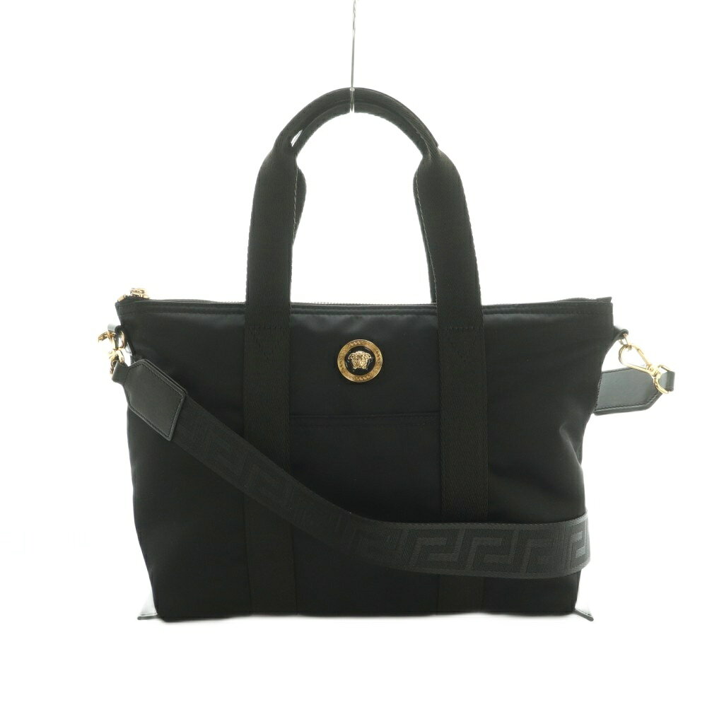 【中古】ヴェルサーチ ヴェルサーチェ VERSACE メドゥーサ ナイロン 2WAYバッグ ハンドバッグ ショルダーバッグ ナイロン 黒 1013787 /MI ■OS レディース 【ベクトル 古着】 260402ブランドヴェルサーチ ヴェルサーチェ VERSACE表記サイズ表記なし実寸サイズ持ち手の長さ：39cm　ヨコ：37cm　タテ：24cm　マチ：11.5cm　ショルダーの長さ：94.5cm　　素材ナイロン色黒状態使用感が少なく、かなり状態の良い商品です。 ※あくまでも中古品ですので掲載写真や記載内容をご確認いただき、ご理解の上ご購入ください。付属品袋×1備考品番:1013787商品のお問い合わせの回答を休止しております。＊各商品ページの商品詳細等をご確認の上ご購入ください。【中古】ヴェルサーチ ヴェルサーチェ VERSACE メドゥーサ ナイロン 2WAYバッグ ハンドバッグ ショルダーバッグ ナイロン 黒 1013787 /MI ■OS レディース 【ベクトル 古着】 260402状態ランク　”A”詳細については、下記および「状態ランクについて」ページをご覧ください。未使用・新品の商品ほぼ新品同様の商品使用感が少なく、かなり状態の良い商品使用感はあるが、傷や汚れの少ない商品使用感の他、傷や汚れが見られる商品かなり大きな傷みがある難あり商品※S〜CランクはUSED品となりますので、使用感をご理解の上でご入札下さい。状態ランクについてinformationブランドヴェルサーチ ヴェルサーチェ VERSACE表記サイズ表記なし実寸サイズ持ち手の長さ：39cm　ヨコ：37cm　タテ：24cm　マチ：11.5cm　ショルダーの長さ：94.5cm　　素材ナイロン色黒状態使用感が少なく、かなり状態の良い商品です。 ※あくまでも中古品ですので掲載写真や記載内容をご確認いただき、ご理解の上ご購入ください。付属品袋×1備考品番:1013787商品のお問い合わせの回答を休止しております。＊各商品ページの商品詳細等をご確認の上ご購入ください。本商品は一点物です他サイトや店舗にて販売している商品です。多少のお時間差にて欠品になることもございます。予めご了承頂ますようお願い致します。ベクトル・サイズガイドはこちらこの商品と同じブランドの商品を見る