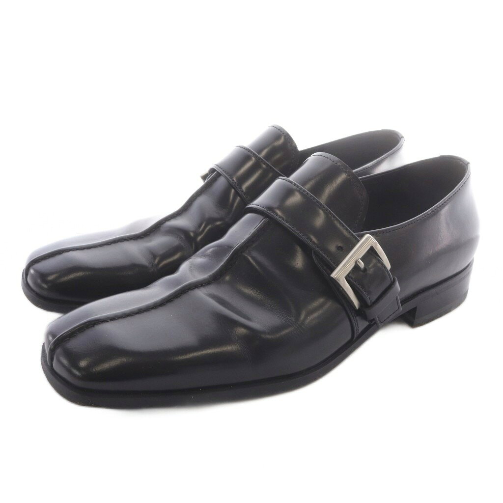 【中古】プラダ PRADA レザー ベルトローファー スクエアトゥ 7.5 黒 ブラック /SR メンズ 【ベクトル 古着】 260723ブランドプラダ PRADA表記サイズ7.5実寸サイズヒールの高さ：2.5cm　最大幅：9.5cm　　素材レザー色黒 ブラック状態この商品には下記のようなダメージがあります。 ・型崩れ ・表面に擦り傷 ・所々に白色の汚れ ※全体的に中古品としての使用感とダメージがありますが、通常使用には支障のない商品です。 掲載写真や記載内容をご確認いただき、ご理解の上ご購入ください。付属品付属品なし商品のお問い合わせの回答を休止しております。＊各商品ページの商品詳細等をご確認の上ご購入ください。【中古】プラダ PRADA レザー ベルトローファー スクエアトゥ 7.5 黒 ブラック /SR メンズ 【ベクトル 古着】 260723状態ランク　”B”詳細については、下記および「状態ランクについて」ページをご覧ください。未使用・新品の商品ほぼ新品同様の商品使用感が少なく、かなり状態の良い商品使用感はあるが、傷や汚れの少ない商品使用感の他、傷や汚れが見られる商品かなり大きな傷みがある難あり商品※S〜CランクはUSED品となりますので、使用感をご理解の上でご入札下さい。状態ランクについてinformationブランドプラダ PRADA表記サイズ7.5実寸サイズヒールの高さ：2.5cm　最大幅：9.5cm　　素材レザー色黒 ブラック状態この商品には下記のようなダメージがあります。 ・型崩れ ・表面に擦り傷 ・所々に白色の汚れ ※全体的に中古品としての使用感とダメージがありますが、通常使用には支障のない商品です。 掲載写真や記載内容をご確認いただき、ご理解の上ご購入ください。付属品付属品なし商品のお問い合わせの回答を休止しております。＊各商品ページの商品詳細等をご確認の上ご購入ください。本商品は一点物です他サイトや店舗にて販売している商品です。多少のお時間差にて欠品になることもございます。予めご了承頂ますようお願い致します。ベクトル・サイズガイドはこちらこの商品と同じブランドの商品を見る