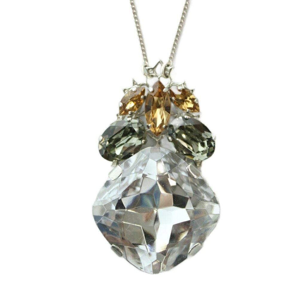 【中古】アントンヒュニス ANTON HEUNIS ビジューロングチェーンネックレス ペンダント アクセサリー ジュエリー ラインストーン シルバーカラー /BB レディース 【ベクトル 古着】 260815実寸サイズチェーンの長さ：68cm　トップの大きさ：5×2.5cm　　色シルバーカラー状態スレがございますが、その他に目立ったダメージはなく、問題なくご使用いただける商品です。 ※あくまでも中古品ですので掲載写真や記載内容をご確認いただき、ご理解の上ご購入ください。付属品なし備考品番なし商品のお問い合わせの回答を休止しております。＊各商品ページの商品詳細等をご確認の上ご購入ください。【中古】アントンヒュニス ANTON HEUNIS ビジューロングチェーンネックレス ペンダント アクセサリー ジュエリー ラインストーン シルバーカラー /BB レディース 【ベクトル 古着】 260815状態ランク　”AB”詳細については、下記および「状態ランクについて」ページをご覧ください。未使用・新品の商品ほぼ新品同様の商品使用感が少なく、かなり状態の良い商品使用感はあるが、傷や汚れの少ない商品使用感の他、傷や汚れが見られる商品かなり大きな傷みがある難あり商品※S〜CランクはUSED品となりますので、使用感をご理解の上でご入札下さい。状態ランクについてinformation実寸サイズチェーンの長さ：68cm　トップの大きさ：5×2.5cm　　色シルバーカラー状態スレがございますが、その他に目立ったダメージはなく、問題なくご使用いただける商品です。 ※あくまでも中古品ですので掲載写真や記載内容をご確認いただき、ご理解の上ご購入ください。付属品なし備考品番なし商品のお問い合わせの回答を休止しております。＊各商品ページの商品詳細等をご確認の上ご購入ください。本商品は一点物です他サイトや店舗にて販売している商品です。多少のお時間差にて欠品になることもございます。予めご了承頂ますようお願い致します。ベクトル・サイズガイドはこちらこの商品と同じブランドの商品を見る
