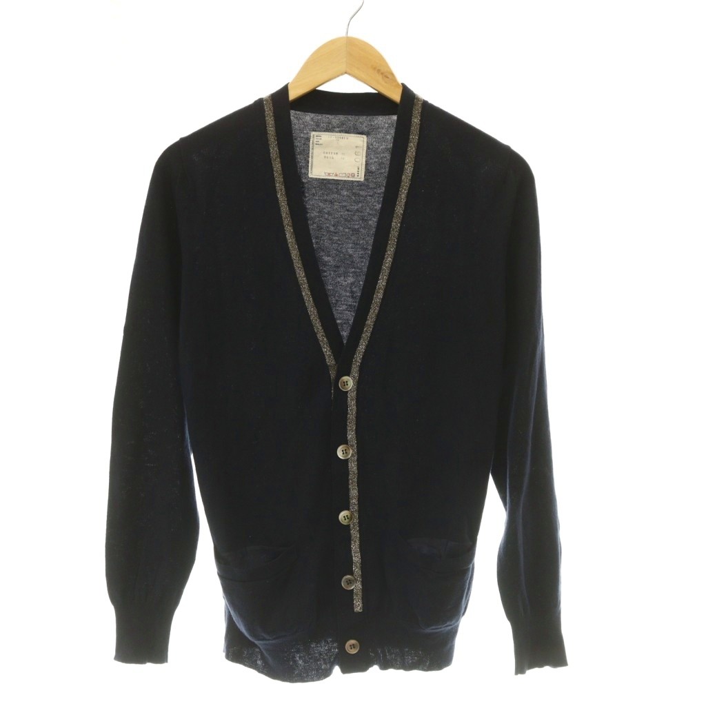 【中古】サカイ sacai グリッターニットカーディガン Vネック ウール混 長袖 1 紺 ネイビー 10-00061M /HS ■OS ■AD メンズ 【ベクトル 古着】 261002ブランドサカイ sacai表記サイズ1実寸サイズ肩幅：38cm　身幅：47cm　着丈：66cm　袖丈：61.5cm　　素材綿、毛色紺 ネイビー状態全体的に毛玉と毛羽立ちがありますが、その他に目立ったダメージはなく、問題なくご使用いただける商品です。 ※あくまでも中古品ですので掲載写真や記載内容をご確認いただき、ご理解の上ご購入ください。商品のお問い合わせの回答を休止しております。＊各商品ページの商品詳細等をご確認の上ご購入ください。【中古】サカイ sacai グリッターニットカーディガン Vネック ウール混 長袖 1 紺 ネイビー 10-00061M /HS ■OS ■AD メンズ 【ベクトル 古着】 261002状態ランク　”AB”詳細については、下記および「状態ランクについて」ページをご覧ください。未使用・新品の商品ほぼ新品同様の商品使用感が少なく、かなり状態の良い商品使用感はあるが、傷や汚れの少ない商品使用感の他、傷や汚れが見られる商品かなり大きな傷みがある難あり商品※S〜CランクはUSED品となりますので、使用感をご理解の上でご入札下さい。状態ランクについてinformationブランドサカイ sacai表記サイズ1実寸サイズ肩幅：38cm　身幅：47cm　着丈：66cm　袖丈：61.5cm　　素材綿、毛色紺 ネイビー状態全体的に毛玉と毛羽立ちがありますが、その他に目立ったダメージはなく、問題なくご使用いただける商品です。 ※あくまでも中古品ですので掲載写真や記載内容をご確認いただき、ご理解の上ご購入ください。商品のお問い合わせの回答を休止しております。＊各商品ページの商品詳細等をご確認の上ご購入ください。本商品は一点物です他サイトや店舗にて販売している商品です。多少のお時間差にて欠品になることもございます。予めご了承頂ますようお願い致します。ベクトル・サイズガイドはこちらこの商品と同じブランドの商品を見る