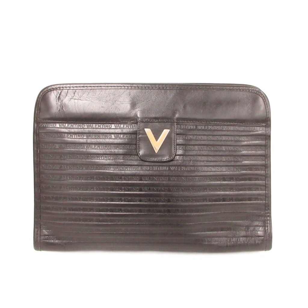 【中古】マリオヴァレンチノ マリオヴァレンティノ MARIO VALENTINO イタリア製 セカンドバッグ 黒 ブラック ロゴエンボス Vロゴ /NU ■ECG003 メンズ 【ベクトル 古着】 260502ブランドマリオヴァレンチノ マリオヴァレンティノ MARIO VALENTINO実寸サイズヨコ：27.5cm　タテ：18cm　マチ：6cm　　素材素材表記なし色黒 ブラック仕様ワイヤー開閉状態・内側、外側間口などに傷あり ※全体的に中古品としての使用感とダメージがありますが、通常使用には支障のない商品です。 掲載写真や記載内容をご確認いただき、ご理解の上ご購入ください。付属品付属品なし備考イタリア製 こちらのお品物は店舗で保管しておらず、店頭販売出来かねます。（※お取り寄せも出来かねます）商品のお問い合わせの回答を休止しております。＊各商品ページの商品詳細等をご確認の上ご購入ください。【中古】マリオヴァレンチノ マリオヴァレンティノ MARIO VALENTINO イタリア製 セカンドバッグ 黒 ブラック ロゴエンボス Vロゴ /NU ■ECG003 メンズ 【ベクトル 古着】 260502状態ランク　”B”詳細については、下記および「状態ランクについて」ページをご覧ください。未使用・新品の商品ほぼ新品同様の商品使用感が少なく、かなり状態の良い商品使用感はあるが、傷や汚れの少ない商品使用感の他、傷や汚れが見られる商品かなり大きな傷みがある難あり商品※S〜CランクはUSED品となりますので、使用感をご理解の上でご入札下さい。状態ランクについてinformationブランドマリオヴァレンチノ マリオヴァレンティノ MARIO VALENTINO実寸サイズヨコ：27.5cm　タテ：18cm　マチ：6cm　　素材素材表記なし色黒 ブラック仕様ワイヤー開閉状態・内側、外側間口などに傷あり ※全体的に中古品としての使用感とダメージがありますが、通常使用には支障のない商品です。 掲載写真や記載内容をご確認いただき、ご理解の上ご購入ください。付属品付属品なし備考イタリア製 こちらのお品物は店舗で保管しておらず、店頭販売出来かねます。（※お取り寄せも出来かねます）商品のお問い合わせの回答を休止しております。＊各商品ページの商品詳細等をご確認の上ご購入ください。本商品は一点物です他サイトや店舗にて販売している商品です。多少のお時間差にて欠品になることもございます。予めご了承頂ますようお願い致します。ベクトル・サイズガイドはこちらこの商品と同じブランドの商品を見る