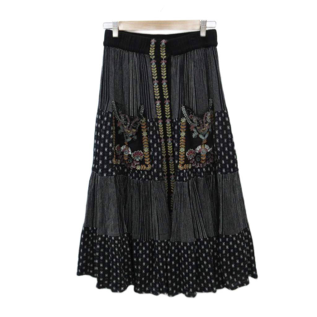 【中古】ザラウーマン ZARA WOMAN フレアスカート ボタンダウスカート XS 黒 ブラック オフホワイト 花柄刺繍 ストライプ柄 ロング丈 マキシ丈 /HO4 ■GY70 レディース 【ベクトル 古着】 260724ブランドザラウーマン ZARA WOMAN表記サイズXS実寸サイズウエスト：68〜cm　ヒップ：92cm　スカート丈：81.5cm　　素材主要生地 コットン 副生地 レーヨン 刺繍 レーヨン ポリエステル 裏地 ポリエステル色黒 オフホワイト仕様伸縮性なし ウエストゴム 透け感なし 裏地あり状態使用感が少なく、かなり状態の良い商品です。 ※あくまでも中古品ですので掲載写真や記載内容をご確認いただき、ご理解の上ご購入ください。備考株式会社ザラ・ジャパン商品のお問い合わせの回答を休止しております。＊各商品ページの商品詳細等をご確認の上ご購入ください。【中古】ザラウーマン ZARA WOMAN フレアスカート ボタンダウスカート XS 黒 ブラック オフホワイト 花柄刺繍 ストライプ柄 ロング丈 マキシ丈 /HO4 ■GY70 レディース 【ベクトル 古着】 260724状態ランク　”A”詳細については、下記および「状態ランクについて」ページをご覧ください。未使用・新品の商品ほぼ新品同様の商品使用感が少なく、かなり状態の良い商品使用感はあるが、傷や汚れの少ない商品使用感の他、傷や汚れが見られる商品かなり大きな傷みがある難あり商品※S〜CランクはUSED品となりますので、使用感をご理解の上でご入札下さい。状態ランクについてinformationブランドザラウーマン ZARA WOMAN表記サイズXS実寸サイズウエスト：68〜cm　ヒップ：92cm　スカート丈：81.5cm　　素材主要生地 コットン 副生地 レーヨン 刺繍 レーヨン ポリエステル 裏地 ポリエステル色黒 オフホワイト仕様伸縮性なし ウエストゴム 透け感なし 裏地あり状態使用感が少なく、かなり状態の良い商品です。 ※あくまでも中古品ですので掲載写真や記載内容をご確認いただき、ご理解の上ご購入ください。備考株式会社ザラ・ジャパン商品のお問い合わせの回答を休止しております。＊各商品ページの商品詳細等をご確認の上ご購入ください。本商品は一点物です他サイトや店舗にて販売している商品です。多少のお時間差にて欠品になることもございます。予めご了承頂ますようお願い致します。ベクトル・サイズガイドはこちらこの商品と同じブランドの商品を見る