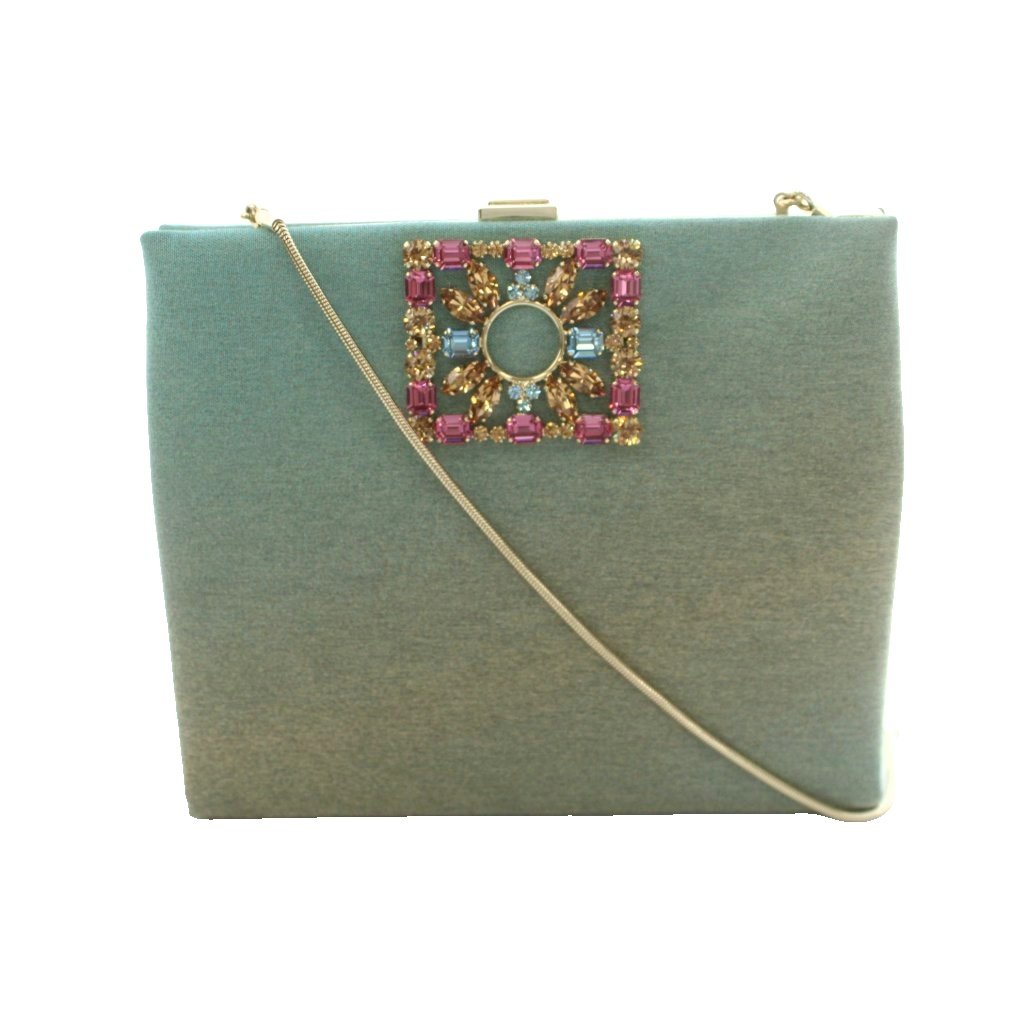 【中古】ロジェヴィヴィエ ROGER VIVIER パーティーバッグ ショルダーバッグ ビジュー装飾 水色 ライトブルー /MI ■GY62 レディース 【ベクトル 古着】 260724ブランドロジェヴィヴィエ ROGER VIVIER表記サイズ表記なし実寸サイズ持ち手の長さ：-cm　ヨコ：20cm　タテ：17.5cm　マチ：3.5cm　ショルダーの長さ：106cm　　色水色 ライトブルー状態使用感が少なく、かなり状態の良い商品です。 ※あくまでも中古品ですので掲載写真や記載内容をご確認いただき、ご理解の上ご購入ください。付属品箱備考品番なし商品のお問い合わせの回答を休止しております。＊各商品ページの商品詳細等をご確認の上ご購入ください。【中古】ロジェヴィヴィエ ROGER VIVIER パーティーバッグ ショルダーバッグ ビジュー装飾 水色 ライトブルー /MI ■GY62 レディース 【ベクトル 古着】 260724状態ランク　”A”詳細については、下記および「状態ランクについて」ページをご覧ください。未使用・新品の商品ほぼ新品同様の商品使用感が少なく、かなり状態の良い商品使用感はあるが、傷や汚れの少ない商品使用感の他、傷や汚れが見られる商品かなり大きな傷みがある難あり商品※S〜CランクはUSED品となりますので、使用感をご理解の上でご入札下さい。状態ランクについてinformationブランドロジェヴィヴィエ ROGER VIVIER表記サイズ表記なし実寸サイズ持ち手の長さ：-cm　ヨコ：20cm　タテ：17.5cm　マチ：3.5cm　ショルダーの長さ：106cm　　色水色 ライトブルー状態使用感が少なく、かなり状態の良い商品です。 ※あくまでも中古品ですので掲載写真や記載内容をご確認いただき、ご理解の上ご購入ください。付属品箱備考品番なし商品のお問い合わせの回答を休止しております。＊各商品ページの商品詳細等をご確認の上ご購入ください。本商品は一点物です他サイトや店舗にて販売している商品です。多少のお時間差にて欠品になることもございます。予めご了承頂ますようお願い致します。ベクトル・サイズガイドはこちらこの商品と同じブランドの商品を見る