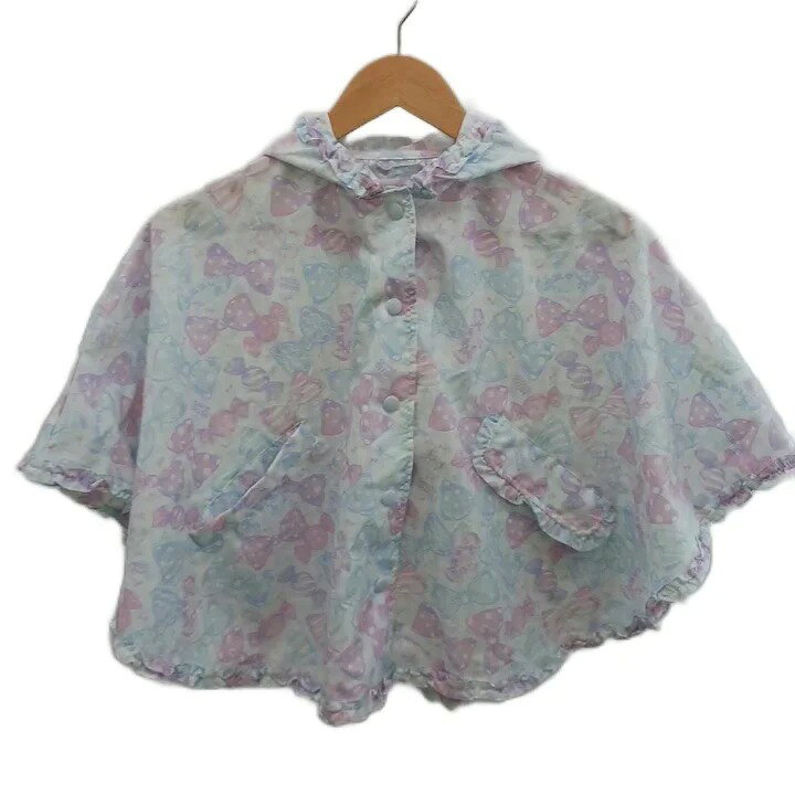 【中古】メゾピアノ mezzo piano 子ども服 レインポンチョ 100 青 ブルー リボン柄 フード付き フリル /RN ■ECE008 キッズ 【ベクトル 古着】 260820ブランドメゾピアノ mezzo piano表記サイズ100実寸サイズ肩幅：87cm　身幅：80cm　着丈：49cm　袖丈：44cm　　素材ポリエステル色青 ブルー状態使用感が少なく、かなり状態の良い商品です。 ※あくまでも中古品ですので掲載写真や記載内容をご確認いただき、ご理解の上ご購入ください。備考（株）ナルミヤインターナショナル商品のお問い合わせの回答を休止しております。＊各商品ページの商品詳細等をご確認の上ご購入ください。【中古】メゾピアノ mezzo piano 子ども服 レインポンチョ 100 青 ブルー リボン柄 フード付き フリル /RN ■ECE008 キッズ 【ベクトル 古着】 260820状態ランク　”A”詳細については、下記および「状態ランクについて」ページをご覧ください。未使用・新品の商品ほぼ新品同様の商品使用感が少なく、かなり状態の良い商品使用感はあるが、傷や汚れの少ない商品使用感の他、傷や汚れが見られる商品かなり大きな傷みがある難あり商品※S〜CランクはUSED品となりますので、使用感をご理解の上でご入札下さい。状態ランクについてinformationブランドメゾピアノ mezzo piano表記サイズ100実寸サイズ肩幅：87cm　身幅：80cm　着丈：49cm　袖丈：44cm　　素材ポリエステル色青 ブルー状態使用感が少なく、かなり状態の良い商品です。 ※あくまでも中古品ですので掲載写真や記載内容をご確認いただき、ご理解の上ご購入ください。備考（株）ナルミヤインターナショナル商品のお問い合わせの回答を休止しております。＊各商品ページの商品詳細等をご確認の上ご購入ください。本商品は一点物です他サイトや店舗にて販売している商品です。多少のお時間差にて欠品になることもございます。予めご了承頂ますようお願い致します。ベクトル・サイズガイドはこちらこの商品と同じブランドの商品を見る