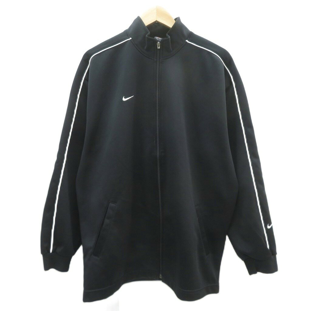 【中古】ナイキ NIKE スポーツウエア ジャケット ジャージ ミドル丈 XL 黒 無地 スタンドカラー ロゴ刺繍 /SY1 ■ECA009 メンズ 【ベクトル 古着】 261007ブランドナイキ NIKE表記サイズXL実寸サイズ肩幅：55cm　身幅：62cm　着丈：77cm　袖丈：57cm　　素材本体 ポリエステル フライス部分 ポリエステル ポリウレタン色黒仕様前ポケット×2状態この商品には下記のようなダメージがあります。 ・ファスナー持ち手部分壊れ ・前身頃裾辺り汚れ ・左右袖ほつれ、薄汚れ ※全体的に中古品としての使用感とダメージがありますが、通常使用には支障のない商品です。 掲載写真や記載内容をご確認いただき、ご理解の上ご購入ください。備考株式会社ナイキジャパン 商品のお問い合わせの回答を休止しております。＊各商品ページの商品詳細等をご確認の上ご購入ください。【中古】ナイキ NIKE スポーツウエア ジャケット ジャージ ミドル丈 XL 黒 無地 スタンドカラー ロゴ刺繍 /SY1 ■ECA009 メンズ 【ベクトル 古着】 261007状態ランク　”B”詳細については、下記および「状態ランクについて」ページをご覧ください。未使用・新品の商品ほぼ新品同様の商品使用感が少なく、かなり状態の良い商品使用感はあるが、傷や汚れの少ない商品使用感の他、傷や汚れが見られる商品かなり大きな傷みがある難あり商品※S〜CランクはUSED品となりますので、使用感をご理解の上でご入札下さい。状態ランクについてinformationブランドナイキ NIKE表記サイズXL実寸サイズ肩幅：55cm　身幅：62cm　着丈：77cm　袖丈：57cm　　素材本体 ポリエステル フライス部分 ポリエステル ポリウレタン色黒仕様前ポケット×2状態この商品には下記のようなダメージがあります。 ・ファスナー持ち手部分壊れ ・前身頃裾辺り汚れ ・左右袖ほつれ、薄汚れ ※全体的に中古品としての使用感とダメージがありますが、通常使用には支障のない商品です。 掲載写真や記載内容をご確認いただき、ご理解の上ご購入ください。備考株式会社ナイキジャパン 商品のお問い合わせの回答を休止しております。＊各商品ページの商品詳細等をご確認の上ご購入ください。本商品は一点物です他サイトや店舗にて販売している商品です。多少のお時間差にて欠品になることもございます。予めご了承頂ますようお願い致します。ベクトル・サイズガイドはこちらこの商品と同じブランドの商品を見る