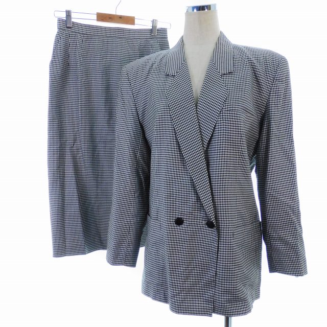 【中古】ビルダジュール ville d'azur セットアップ 上下 テーラードジャケット スカート タイト ミモレ丈 絹 シルク チェック 黒 白 ブラック ホワイト アウター ボトムス レディース 【ベクトル 古着】 260916ブランドビルダジュール ville d'azur表記サイズジャケット 9（日本サイズM相当） スカート 11（日本サイズL相当）実寸サイズジャケット 肩幅：44cm　ジャケット 身幅：54cm　ジャケット 袖丈：55.5cm　ジャケット 着丈：72cm　スカート ウエスト：66cm　スカート ヒップ：92cm　スカート丈：70cm　衣類は全て平台に平置きし外寸を測定しております。商品によってはどうしても若干の誤差が発生してしまいます。1〜2cmの誤差は予めご了承ください。　素材表生地 絹 100% 裏生地 キュプラ 100%色黒 白 色に関しましては出品者の主観で判断しておりますので、正規カラーなどとは言いまわしが等が異なる場合がございます。仕様生地感 薄手 開閉 ジャケット フロントボタン スカート バックファスナー ポケット×2 裏地 あり 伸縮性 なし 透け感 なし 柄 チェック状態薄っすらとシミが見られますが、その他には目立った汚れやダメージはありません。 ※中古品になりますので、完璧を求める方は購入をご遠慮ください。また、保管・陳列時の薄いスレ、シワなど微細な状態変化が見られる場合がございます。ご理解の上ご購入ください。付属品に関しましては、詳細欄に記載があるもの、写真に写っているものが全てになります。商品のお問い合わせの回答を休止しております。＊各商品ページの商品詳細等をご確認の上ご購入ください。【中古】ビルダジュール ville d'azur セットアップ 上下 テーラードジャケット スカート タイト ミモレ丈 絹 シルク チェック 黒 白 ブラック ホワイト アウター ボトムス レディース 【ベクトル 古着】 260916状態ランク　”AB”詳細については、下記および「状態ランクについて」ページをご覧ください。未使用・新品の商品ほぼ新品同様の商品使用感が少なく、かなり状態の良い商品使用感はあるが、傷や汚れの少ない商品使用感の他、傷や汚れが見られる商品かなり大きな傷みがある難あり商品※S〜CランクはUSED品となりますので、使用感をご理解の上でご入札下さい。状態ランクについてinformationブランドビルダジュール ville d'azur表記サイズジャケット 9（日本サイズM相当） スカート 11（日本サイズL相当）実寸サイズジャケット 肩幅：44cm　ジャケット 身幅：54cm　ジャケット 袖丈：55.5cm　ジャケット 着丈：72cm　スカート ウエスト：66cm　スカート ヒップ：92cm　スカート丈：70cm　衣類は全て平台に平置きし外寸を測定しております。商品によってはどうしても若干の誤差が発生してしまいます。1〜2cmの誤差は予めご了承ください。　素材表生地 絹 100% 裏生地 キュプラ 100%色黒 白 色に関しましては出品者の主観で判断しておりますので、正規カラーなどとは言いまわしが等が異なる場合がございます。仕様生地感 薄手 開閉 ジャケット フロントボタン スカート バックファスナー ポケット×2 裏地 あり 伸縮性 なし 透け感 なし 柄 チェック状態薄っすらとシミが見られますが、その他には目立った汚れやダメージはありません。 ※中古品になりますので、完璧を求める方は購入をご遠慮ください。また、保管・陳列時の薄いスレ、シワなど微細な状態変化が見られる場合がございます。ご理解の上ご購入ください。付属品に関しましては、詳細欄に記載があるもの、写真に写っているものが全てになります。商品のお問い合わせの回答を休止しております。＊各商品ページの商品詳細等をご確認の上ご購入ください。本商品は一点物です他サイトや店舗にて販売している商品です。多少のお時間差にて欠品になることもございます。予めご了承頂ますようお願い致します。ベクトル・サイズガイドはこちらこの商品と同じブランドの商品を見る