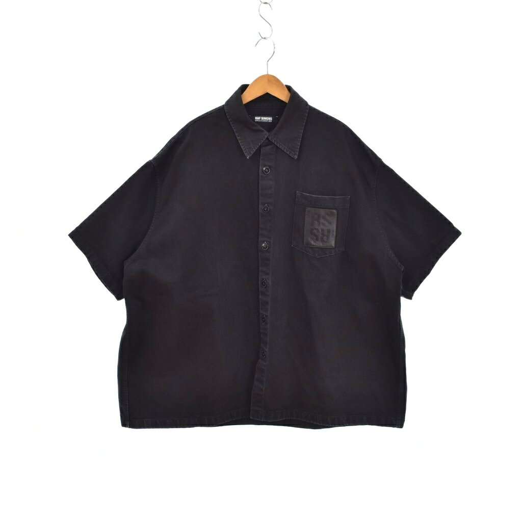 【中古】ラフシモンズ RAF SIMONS 23SS OVERSIZED SHORT SLEEVED DENIM SHIRT ショートスリーブデニムシャツ 半袖 無地 ロゴレザーパッチ ロゴボタン S 黒 ブラック 231-M245 メンズ 【ベクトル 古着】 260530