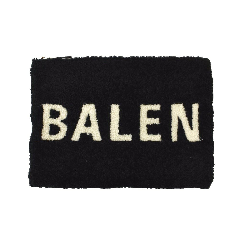 【中古】バレンシアガ BALENCIAGA クラッチバッグ シアリング ボア ロゴ 黒ブラック 白 ホワイト ☆AA★ メンズ 【ベクトル 古着】 260729ブランドバレンシアガ BALENCIAGA表記サイズ-実寸サイズ縦：約24cm　横：約33cm　　素材ボア レザー色黒 ブラック 白 ホワイト状態多少の毛羽立ちや毛玉がございますが、その他に目立ったダメージはなく、問題なくご使用いただける商品です。 ※あくまでも中古品ですので掲載写真や記載内容をご確認いただき、ご理解の上ご購入ください。付属品付属品なし商品のお問い合わせの回答を休止しております。＊各商品ページの商品詳細等をご確認の上ご購入ください。【中古】バレンシアガ BALENCIAGA クラッチバッグ シアリング ボア ロゴ 黒ブラック 白 ホワイト ☆AA★ メンズ 【ベクトル 古着】 260729状態ランク　”AB”詳細については、下記および「状態ランクについて」ページをご覧ください。未使用・新品の商品ほぼ新品同様の商品使用感が少なく、かなり状態の良い商品使用感はあるが、傷や汚れの少ない商品使用感の他、傷や汚れが見られる商品かなり大きな傷みがある難あり商品※S〜CランクはUSED品となりますので、使用感をご理解の上でご入札下さい。状態ランクについてinformationブランドバレンシアガ BALENCIAGA表記サイズ-実寸サイズ縦：約24cm　横：約33cm　　素材ボア レザー色黒 ブラック 白 ホワイト状態多少の毛羽立ちや毛玉がございますが、その他に目立ったダメージはなく、問題なくご使用いただける商品です。 ※あくまでも中古品ですので掲載写真や記載内容をご確認いただき、ご理解の上ご購入ください。付属品付属品なし商品のお問い合わせの回答を休止しております。＊各商品ページの商品詳細等をご確認の上ご購入ください。本商品は一点物です他サイトや店舗にて販売している商品です。多少のお時間差にて欠品になることもございます。予めご了承頂ますようお願い致します。ベクトル・サイズガイドはこちらこの商品と同じブランドの商品を見る