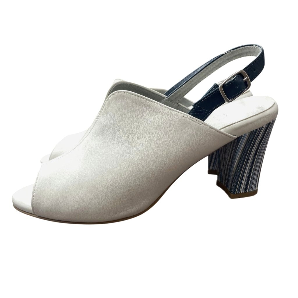 【中古】エイゾー EIZO バックストライプサンダル オープントゥ チャンキーヒール スリングバック 57251 23.5cm 白 ホワイト 【ベクトル 古着】 250829ブランドエイゾー EIZO表記サイズ23.5cm実寸サイズヒールの高さ：7.5cm　最大幅：8cm　　素材レザー系色白 ホワイト状態この商品には下記のようなダメージがあります。 ・側面内側に多少の薄汚れあり ・多少のシワあり ※あくまでも中古品ですので掲載写真や記載内容をご確認いただき、ご理解の上ご購入ください。付属品なし備考品番 57251 商品のお問い合わせの回答を休止しております。＊各商品ページの商品詳細等をご確認の上ご購入ください。【中古】エイゾー EIZO バックストライプサンダル オープントゥ チャンキーヒール スリングバック 57251 23.5cm 白 ホワイト 【ベクトル 古着】 250829状態ランク　”AB”詳細については、下記および「状態ランクについて」ページをご覧ください。未使用・新品の商品ほぼ新品同様の商品使用感が少なく、かなり状態の良い商品使用感はあるが、傷や汚れの少ない商品使用感の他、傷や汚れが見られる商品かなり大きな傷みがある難あり商品※S〜CランクはUSED品となりますので、使用感をご理解の上でご入札下さい。状態ランクについてinformationブランドエイゾー EIZO表記サイズ23.5cm実寸サイズヒールの高さ：7.5cm　最大幅：8cm　　素材レザー系色白 ホワイト状態この商品には下記のようなダメージがあります。 ・側面内側に多少の薄汚れあり ・多少のシワあり ※あくまでも中古品ですので掲載写真や記載内容をご確認いただき、ご理解の上ご購入ください。付属品なし備考品番 57251 商品のお問い合わせの回答を休止しております。＊各商品ページの商品詳細等をご確認の上ご購入ください。本商品は一点物です他サイトや店舗にて販売している商品です。多少のお時間差にて欠品になることもございます。予めご了承頂ますようお願い致します。ベクトル・サイズガイドはこちらこの商品と同じブランドの商品を見る