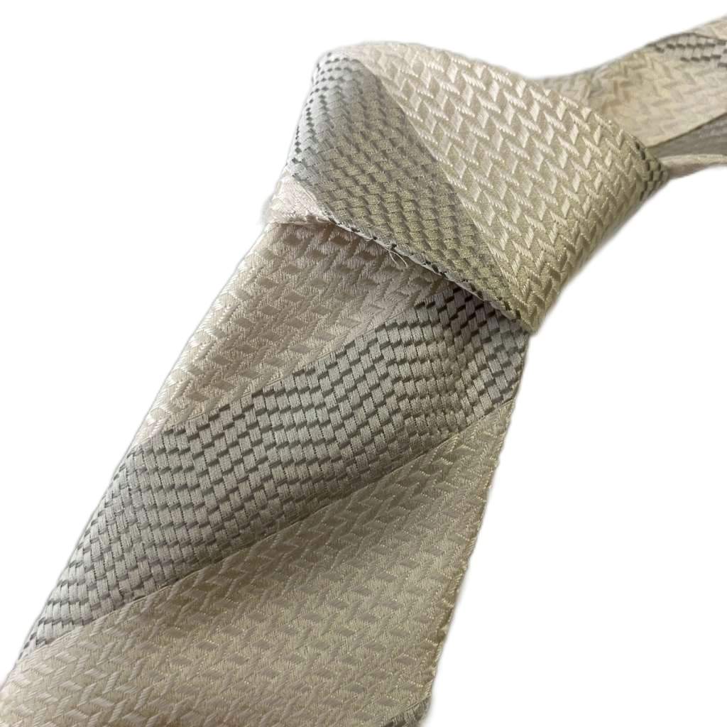 【中古】ジョルジオアルマーニ GIORGIO ARMANI 斜めストライプ ネクタイ ホワイト シルバー ■GY43 メンズ 【ベクトル 古着】 260110ブランドジョルジオアルマーニ GIORGIO ARMANI実寸サイズ大剣先幅10cm　小剣先幅5　素材シルク色ホワイト状態・ほつれあり その他に目立ったダメージはなく、問題なくご使用いただける商品です。 ※あくまでも中古品ですので掲載写真や記載内容をご確認いただき、ご理解の上ご購入ください。商品のお問い合わせの回答を休止しております。＊各商品ページの商品詳細等をご確認の上ご購入ください。【中古】ジョルジオアルマーニ GIORGIO ARMANI 斜めストライプ ネクタイ ホワイト シルバー ■GY43 メンズ 【ベクトル 古着】 260110状態ランク　”AB”詳細については、下記および「状態ランクについて」ページをご覧ください。未使用・新品の商品ほぼ新品同様の商品使用感が少なく、かなり状態の良い商品使用感はあるが、傷や汚れの少ない商品使用感の他、傷や汚れが見られる商品かなり大きな傷みがある難あり商品※S〜CランクはUSED品となりますので、使用感をご理解の上でご入札下さい。状態ランクについてinformationブランドジョルジオアルマーニ GIORGIO ARMANI実寸サイズ大剣先幅10cm　小剣先幅5　素材シルク色ホワイト状態・ほつれあり その他に目立ったダメージはなく、問題なくご使用いただける商品です。 ※あくまでも中古品ですので掲載写真や記載内容をご確認いただき、ご理解の上ご購入ください。商品のお問い合わせの回答を休止しております。＊各商品ページの商品詳細等をご確認の上ご購入ください。本商品は一点物です他サイトや店舗にて販売している商品です。多少のお時間差にて欠品になることもございます。予めご了承頂ますようお願い致します。ベクトル・サイズガイドはこちらこの商品と同じブランドの商品を見る