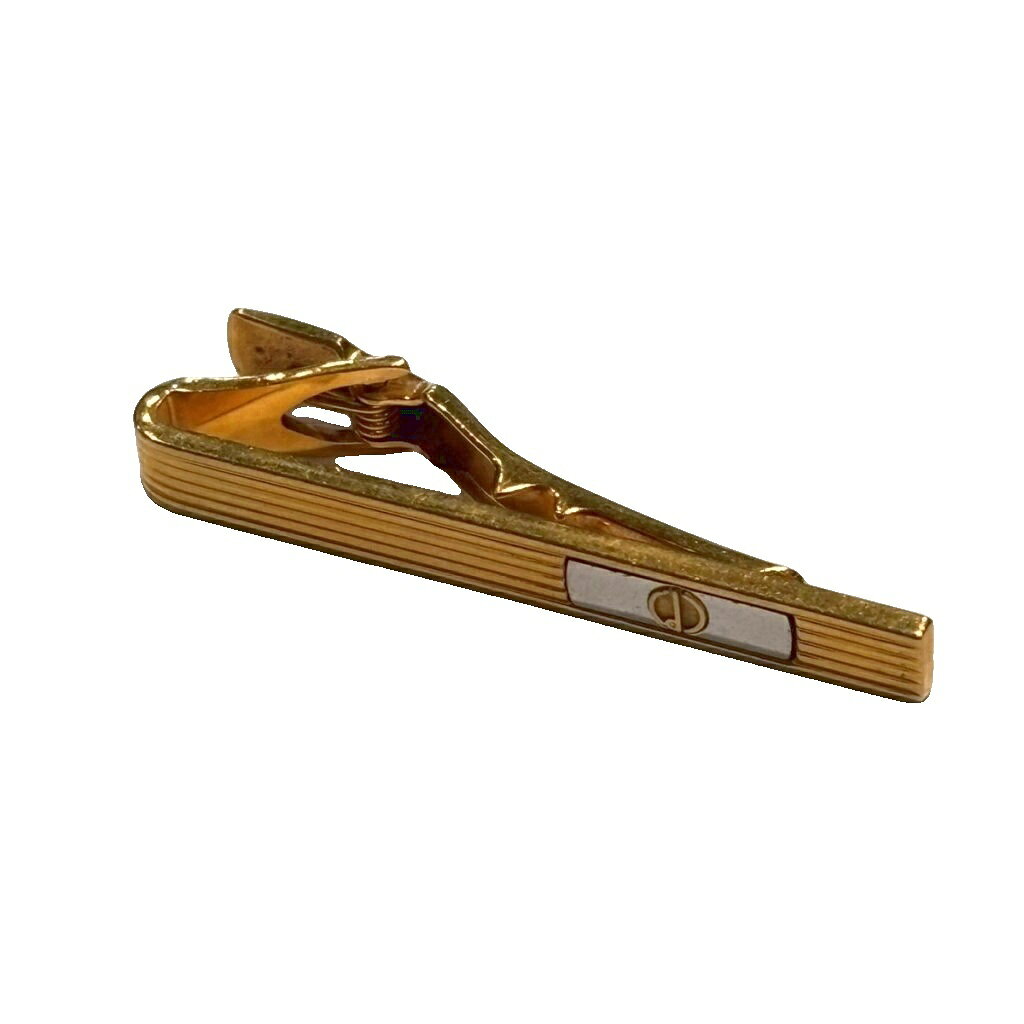 【中古】ダンヒル dunhill タイピン タイタック ビジネス ゴールドカラー ■GY06 メンズ 【ベクトル 古着】 260623ブランドダンヒル dunhill実寸サイズ全長 約5cm　色ゴールドカラー状態・小キズが全体的にあります。 その他に目立ったダメージはなく、問題なくご使用いただける商品です。 ※あくまでも中古品ですので掲載写真や記載内容をご確認いただき、ご理解の上ご購入ください。商品のお問い合わせの回答を休止しております。＊各商品ページの商品詳細等をご確認の上ご購入ください。【中古】ダンヒル dunhill タイピン タイタック ビジネス ゴールドカラー ■GY06 メンズ 【ベクトル 古着】 260623状態ランク　”AB”詳細については、下記および「状態ランクについて」ページをご覧ください。未使用・新品の商品ほぼ新品同様の商品使用感が少なく、かなり状態の良い商品使用感はあるが、傷や汚れの少ない商品使用感の他、傷や汚れが見られる商品かなり大きな傷みがある難あり商品※S〜CランクはUSED品となりますので、使用感をご理解の上でご入札下さい。状態ランクについてinformationブランドダンヒル dunhill実寸サイズ全長 約5cm　色ゴールドカラー状態・小キズが全体的にあります。 その他に目立ったダメージはなく、問題なくご使用いただける商品です。 ※あくまでも中古品ですので掲載写真や記載内容をご確認いただき、ご理解の上ご購入ください。商品のお問い合わせの回答を休止しております。＊各商品ページの商品詳細等をご確認の上ご購入ください。本商品は一点物です他サイトや店舗にて販売している商品です。多少のお時間差にて欠品になることもございます。予めご了承頂ますようお願い致します。ベクトル・サイズガイドはこちらこの商品と同じブランドの商品を見る