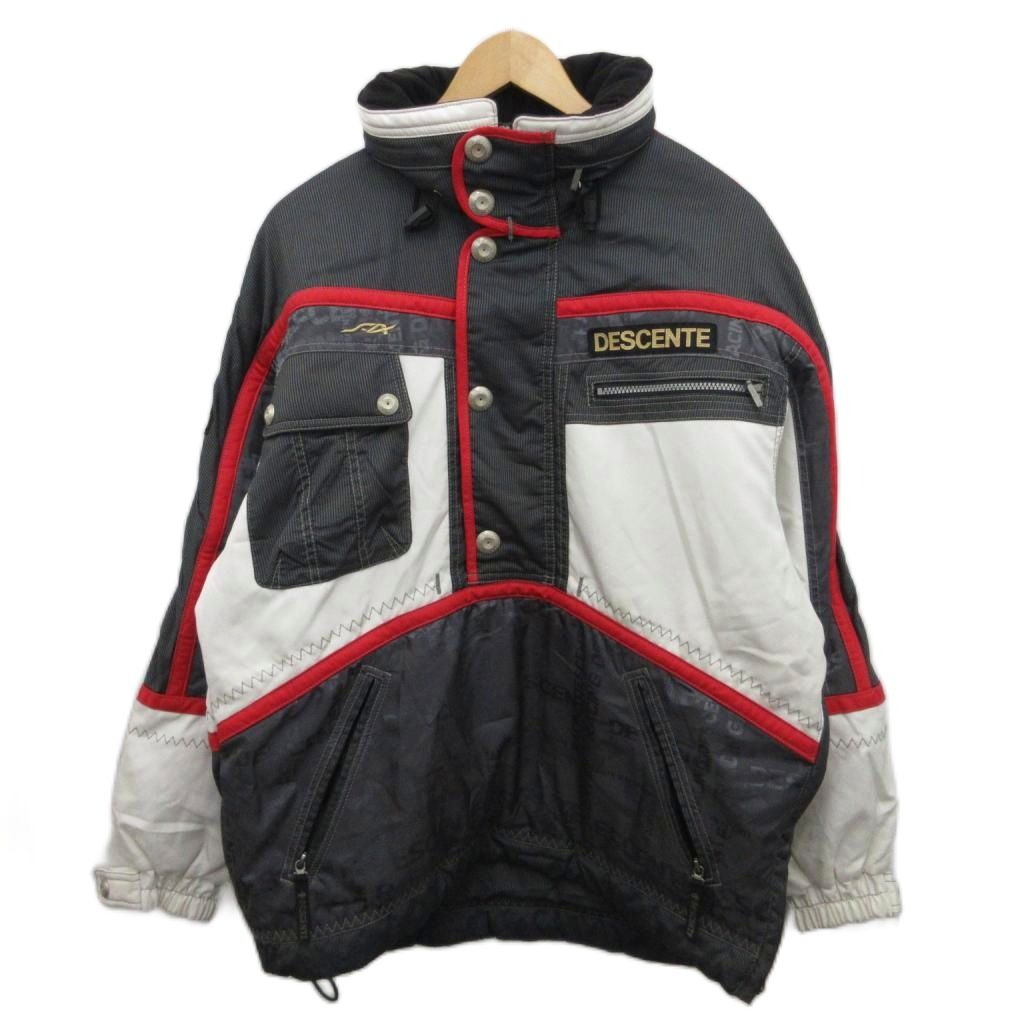 【中古】デサント DESCENTE レーシングジャケット ブルゾン 中綿 ハーフジップ アノラック L 白 ホワイト グレー D8-8607 ■MET2 メンズ 【ベクトル 古着】 251019ブランドデサント DESCENTE表記サイズL実寸サイズ身幅：約68cm　着丈：約78cm　ゆき丈：約92cm　　素材表地 ポリエステル ライナー ポリエステル 袖 ナイロン 中綿 ポリエステル色白 ホワイト グレー状態・若干の使用感 ・袖に薄汚れ 上記の他に目立ったダメージはなく、問題なくご使用いただける商品です。 ※あくまでも中古品ですので掲載写真や記載内容をご確認いただき、ご理解の上ご購入ください。備考D8-8607 こちらのお品物は店舗で保管しておらず、店頭販売出来かねます。（※お取り寄せも出来かねます）商品のお問い合わせの回答を休止しております。＊各商品ページの商品詳細等をご確認の上ご購入ください。【中古】デサント DESCENTE レーシングジャケット ブルゾン 中綿 ハーフジップ アノラック L 白 ホワイト グレー D8-8607 ■MET2 メンズ 【ベクトル 古着】 251019状態ランク　”AB”詳細については、下記および「状態ランクについて」ページをご覧ください。未使用・新品の商品ほぼ新品同様の商品使用感が少なく、かなり状態の良い商品使用感はあるが、傷や汚れの少ない商品使用感の他、傷や汚れが見られる商品かなり大きな傷みがある難あり商品※S〜CランクはUSED品となりますので、使用感をご理解の上でご入札下さい。状態ランクについてinformationブランドデサント DESCENTE表記サイズL実寸サイズ身幅：約68cm　着丈：約78cm　ゆき丈：約92cm　　素材表地 ポリエステル ライナー ポリエステル 袖 ナイロン 中綿 ポリエステル色白 ホワイト グレー状態・若干の使用感 ・袖に薄汚れ 上記の他に目立ったダメージはなく、問題なくご使用いただける商品です。 ※あくまでも中古品ですので掲載写真や記載内容をご確認いただき、ご理解の上ご購入ください。備考D8-8607 こちらのお品物は店舗で保管しておらず、店頭販売出来かねます。（※お取り寄せも出来かねます）商品のお問い合わせの回答を休止しております。＊各商品ページの商品詳細等をご確認の上ご購入ください。本商品は一点物です他サイトや店舗にて販売している商品です。多少のお時間差にて欠品になることもございます。予めご了承頂ますようお願い致します。ベクトル・サイズガイドはこちらこの商品と同じブランドの商品を見る