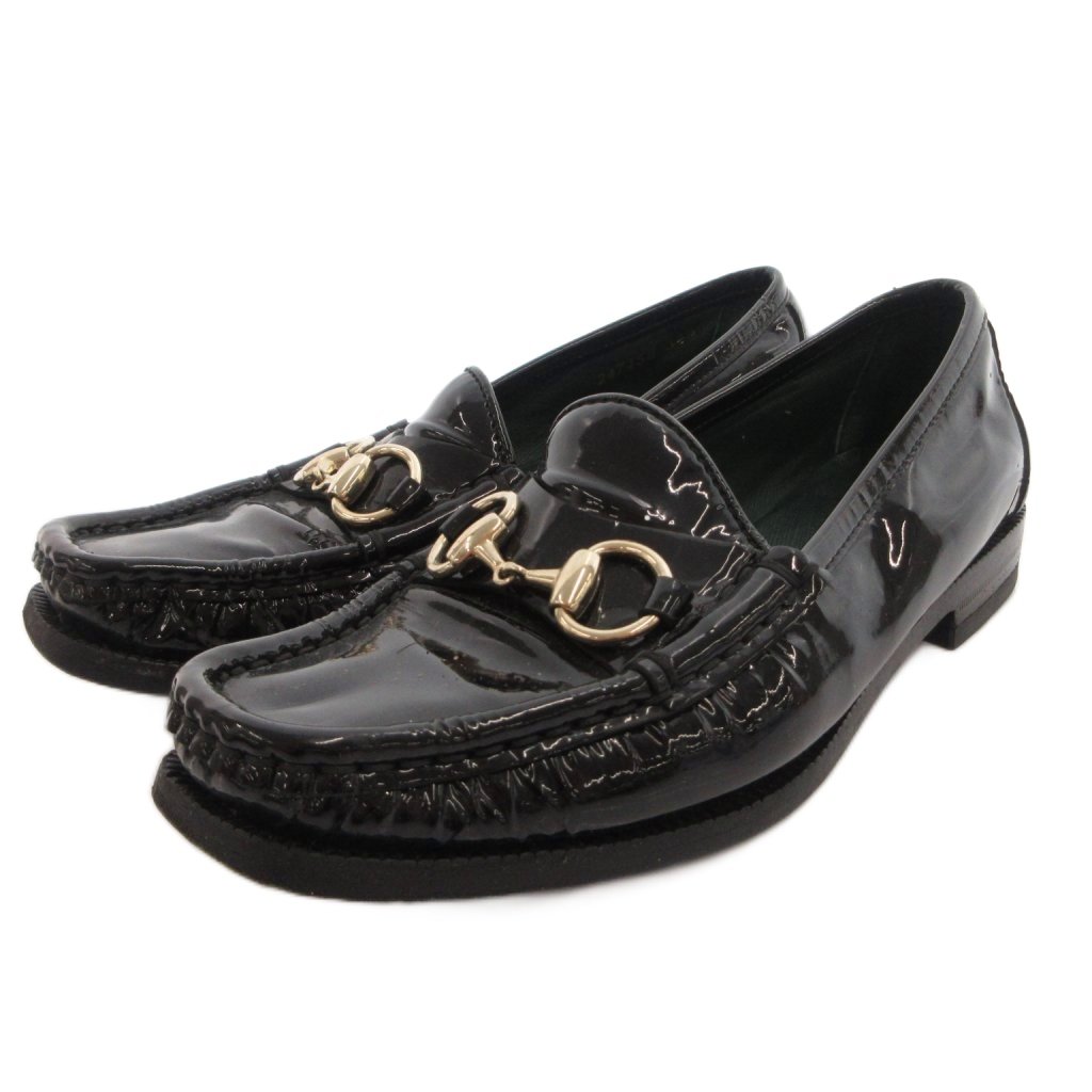 【中古】グッチ GUCCI ローファー スリッポン エナメル ホースビット 34.5 黒 /FF ■IBO101 レディース 【ベクトル 古着】 260804ブランドグッチ GUCCI表記サイズ34.5実寸サイズ最大幅：8.5cm　アウトソール：24cm　インソール実寸21.5　素材エナメル色黒 ブラック 状態・エナメルべたつきによる細かい繊維の付着 ・内側擦れ その他に目立ったダメージはなく、問題なくご使用いただける商品です。 ※あくまでも中古品ですので掲載写真や記載内容をご確認いただき、ご理解の上ご購入ください。備考こちらのお品物は店舗で保管しておらず、店頭販売出来かねます。（※お取り寄せも出来かねます）商品のお問い合わせの回答を休止しております。＊各商品ページの商品詳細等をご確認の上ご購入ください。【中古】グッチ GUCCI ローファー スリッポン エナメル ホースビット 34.5 黒 /FF ■IBO101 レディース 【ベクトル 古着】 260804状態ランク　”AB”詳細については、下記および「状態ランクについて」ページをご覧ください。未使用・新品の商品ほぼ新品同様の商品使用感が少なく、かなり状態の良い商品使用感はあるが、傷や汚れの少ない商品使用感の他、傷や汚れが見られる商品かなり大きな傷みがある難あり商品※S〜CランクはUSED品となりますので、使用感をご理解の上でご入札下さい。状態ランクについてinformationブランドグッチ GUCCI表記サイズ34.5実寸サイズ最大幅：8.5cm　アウトソール：24cm　インソール実寸21.5　素材エナメル色黒 ブラック 状態・エナメルべたつきによる細かい繊維の付着 ・内側擦れ その他に目立ったダメージはなく、問題なくご使用いただける商品です。 ※あくまでも中古品ですので掲載写真や記載内容をご確認いただき、ご理解の上ご購入ください。備考こちらのお品物は店舗で保管しておらず、店頭販売出来かねます。（※お取り寄せも出来かねます）商品のお問い合わせの回答を休止しております。＊各商品ページの商品詳細等をご確認の上ご購入ください。本商品は一点物です他サイトや店舗にて販売している商品です。多少のお時間差にて欠品になることもございます。予めご了承頂ますようお願い致します。ベクトル・サイズガイドはこちらこの商品と同じブランドの商品を見る