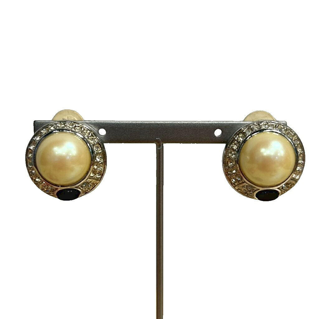 【中古】ニナリッチ NINA RICCI イヤリング 真珠 パール 二つセット シルバーカラー レディース 【ベクトル 古着】 260509ブランドニナリッチ NINA RICCI実寸サイズタテ約2.5　ヨコ約2　色シルバーカラー状態・多少の使用感あり その他に目立ったダメージはなく、問題なくご使用いただける商品です。 ※あくまでも中古品ですので掲載写真や記載内容をご確認いただき、ご理解の上ご購入ください。商品のお問い合わせの回答を休止しております。＊各商品ページの商品詳細等をご確認の上ご購入ください。【中古】ニナリッチ NINA RICCI イヤリング 真珠 パール 二つセット シルバーカラー レディース 【ベクトル 古着】 260509状態ランク　”AB”詳細については、下記および「状態ランクについて」ページをご覧ください。未使用・新品の商品ほぼ新品同様の商品使用感が少なく、かなり状態の良い商品使用感はあるが、傷や汚れの少ない商品使用感の他、傷や汚れが見られる商品かなり大きな傷みがある難あり商品※S〜CランクはUSED品となりますので、使用感をご理解の上でご入札下さい。状態ランクについてinformationブランドニナリッチ NINA RICCI実寸サイズタテ約2.5　ヨコ約2　色シルバーカラー状態・多少の使用感あり その他に目立ったダメージはなく、問題なくご使用いただける商品です。 ※あくまでも中古品ですので掲載写真や記載内容をご確認いただき、ご理解の上ご購入ください。商品のお問い合わせの回答を休止しております。＊各商品ページの商品詳細等をご確認の上ご購入ください。本商品は一点物です他サイトや店舗にて販売している商品です。多少のお時間差にて欠品になることもございます。予めご了承頂ますようお願い致します。ベクトル・サイズガイドはこちらこの商品と同じブランドの商品を見る