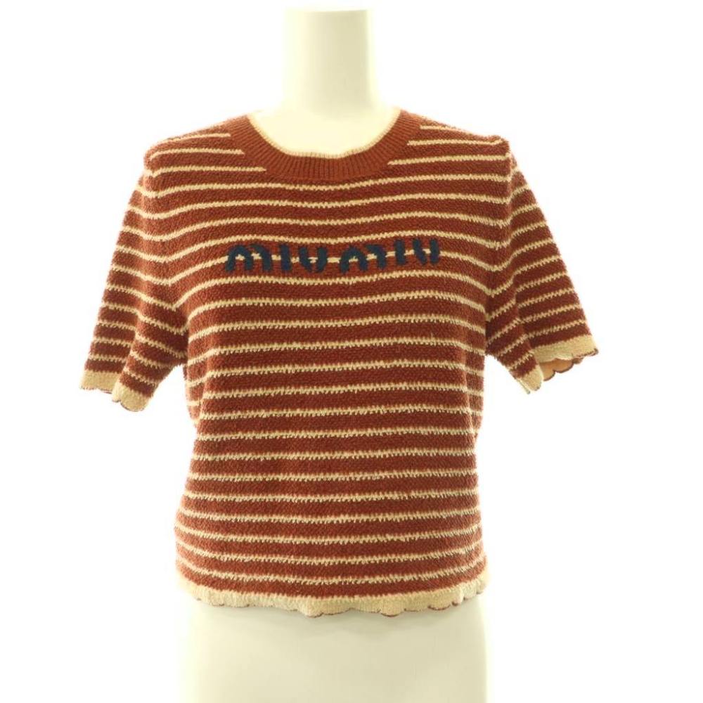 【中古】ミュウミュウ miumiu 23年 コットンブークレボーダーロゴニット カットソー 半袖 38 ブラウン ライトベージュ ネイビー MML707 /DO ■OS ■SH レディース 【ベクトル 古着】 260729ブランドミュウミュウ miumiu表記サイズ38実寸サイズ肩幅：32.5cm　身幅：41cm　着丈：42cm　袖丈：20.5cm　　素材綿、ナイロン色茶 ブラウン、ライトベージュ、紺 ネイビー状態使用感が少なく、かなり状態の良い商品です。 ※あくまでも中古品ですので掲載写真や記載内容をご確認いただき、ご理解の上ご購入ください。備考・品番MML707 ・プラダジャパン 株式会社商品のお問い合わせの回答を休止しております。＊各商品ページの商品詳細等をご確認の上ご購入ください。【中古】ミュウミュウ miumiu 23年 コットンブークレボーダーロゴニット カットソー 半袖 38 ブラウン ライトベージュ ネイビー MML707 /DO ■OS ■SH レディース 【ベクトル 古着】 260729状態ランク　”A”詳細については、下記および「状態ランクについて」ページをご覧ください。未使用・新品の商品ほぼ新品同様の商品使用感が少なく、かなり状態の良い商品使用感はあるが、傷や汚れの少ない商品使用感の他、傷や汚れが見られる商品かなり大きな傷みがある難あり商品※S〜CランクはUSED品となりますので、使用感をご理解の上でご入札下さい。状態ランクについてinformationブランドミュウミュウ miumiu表記サイズ38実寸サイズ肩幅：32.5cm　身幅：41cm　着丈：42cm　袖丈：20.5cm　　素材綿、ナイロン色茶 ブラウン、ライトベージュ、紺 ネイビー状態使用感が少なく、かなり状態の良い商品です。 ※あくまでも中古品ですので掲載写真や記載内容をご確認いただき、ご理解の上ご購入ください。備考・品番MML707 ・プラダジャパン 株式会社商品のお問い合わせの回答を休止しております。＊各商品ページの商品詳細等をご確認の上ご購入ください。本商品は一点物です他サイトや店舗にて販売している商品です。多少のお時間差にて欠品になることもございます。予めご了承頂ますようお願い致します。ベクトル・サイズガイドはこちらこの商品と同じブランドの商品を見る