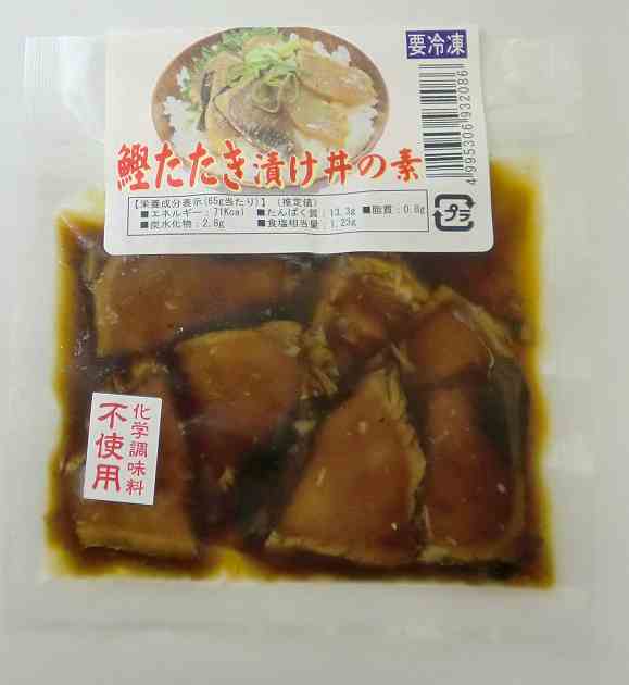 わら焼き鰹のたたきを使用し切り身を「特製たれ」に漬け込みました。温かいごはんにかけるだけでわら焼きの香ばしさと白ごはんと相性抜群の特製たれに絡まった味わいをお召し上がりいただけます。原材料：鰹たたき（高知県製造）、醤油加工品（みりん、しょうゆ（小麦・大豆を含む）、かつおのふし）、生姜　内容量：65g(固形45g、液体20g)　数量：3パック　販売者：日岡商事