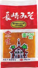 国内産はだか麦をふんだんに使用した、豊かな風味の麦みそです。熟成後に熱を加えていない「生（なま）」みそですので風味と香りが引き立つ逸品です。原材料：はだか麦（国産）、大豆、食塩／酒精内容量：500g　数量：10パック　製造販売者：チョーコー