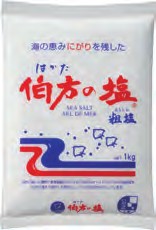 にがりを程よく残したしっとりタイプの粗塩です。素材の持ち味を十分に引き出します。化学薬品や加工助剤、添加物を一切使用していません。原材料：天日海塩（93％メキシコ又はオーストラリア）、海水（7％日本）内容量：1kg　数量：10パック　製造販売者：伯方塩業