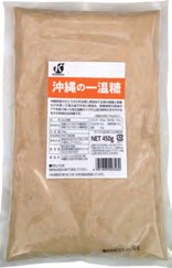 沖縄県産のさとうきびを圧搾し煮詰めて作られた粗糖と黒糖だけを使って直火釜で丹念に煮詰め、黒糖独特の苦みやアクを取り除いた和三盆タイプの上品な風味の甘さが特徴のお砂糖です。原材料：粗糖（さとうきび（沖縄県産））、黒糖（さとうきび（沖縄県産））内容量：450g　数量：12パック　製造販売者：恒食