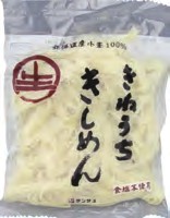 北海道産小麦で作る、ツルツル食感の生きしめん。麺を薄く、幅を細めにしてのど越しの良さを追求しました。食塩、でん粉不使用で小麦が香ります。原材料：小麦粉、ライ麦粉／クチナシ色素、酒精内容量：180g　数量：15袋　製造販売者：サンサス