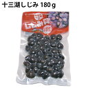 十三湖産しじみの中でも選りすぐりの「中粒しじみ」 を使用したレトルトしじみです。 加熱済みですので、お鍋で沸騰したお湯の中にしじみを汁ごと入れて、味噌を溶くだけで簡単にお味噌汁が出来上がります。 また、バター炒めもとしてもお使いいただけます。 しじみは、カルシウム、鉄分、肝臓にいいアミノ酸やビタミンの宝庫ですので、健康にお役立てください。 名称：調理しじみ貝 原材料：ヤマトシジミ（十三湖産） 内容量：180g入り 製造販売者：株式会社トーサム　