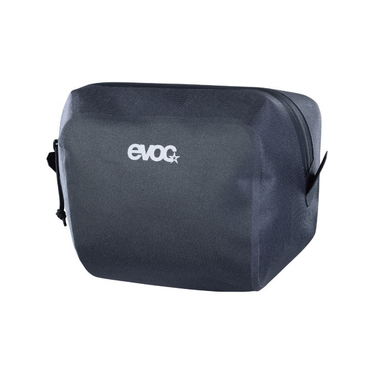 ■サイズ： H:15.5 x W:20.5 x D:6 cm ■容量：1.5L ■重量：122g ■商品コード：IT 【302501100】 ■JAN：EVOC ORSO PROTECTOR PIN PACK 1.5 プロテクターの背面に取り付け可能。 ちょうどいいサイズ感で貴重品やツールを入れるのにぴったり。 防水仕様で洗浄も可能。